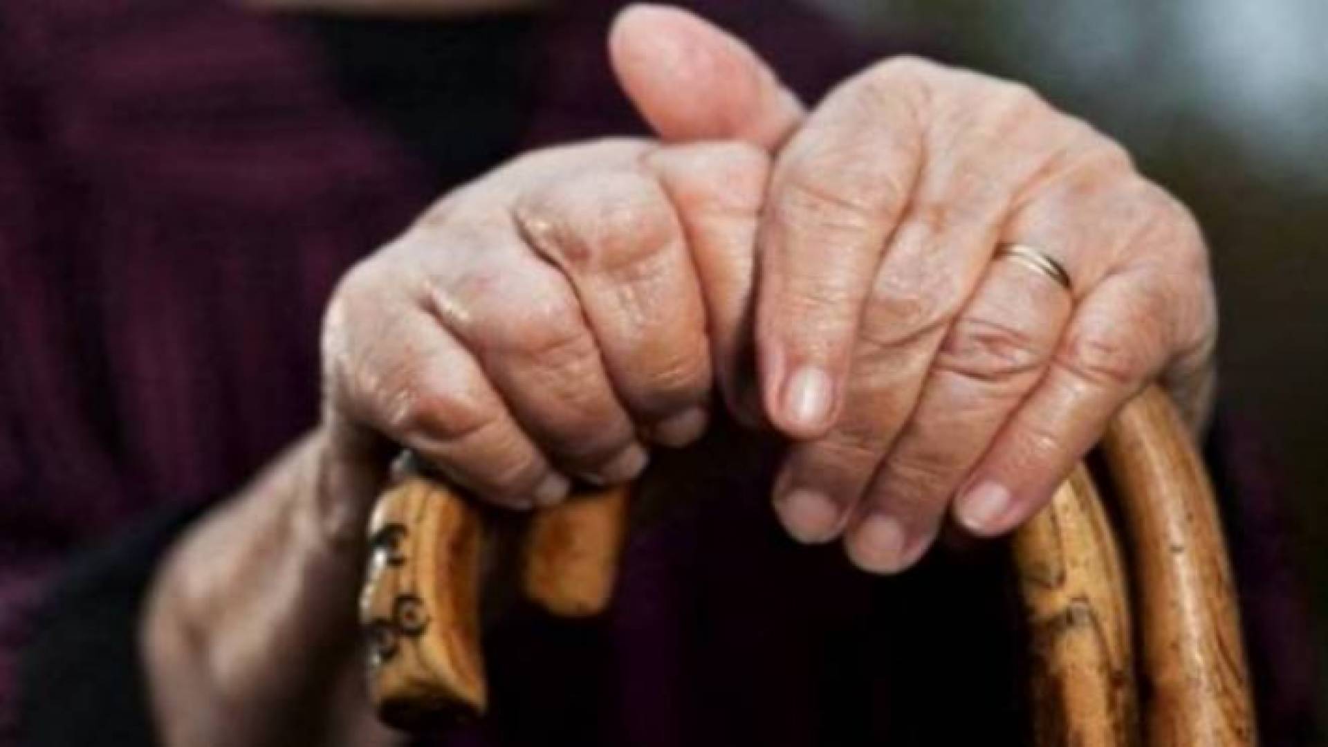 مسنة - تعبيرية