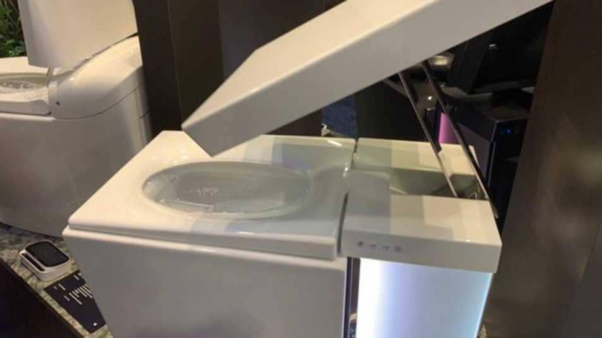 مرحاض ذكي يغير شكله