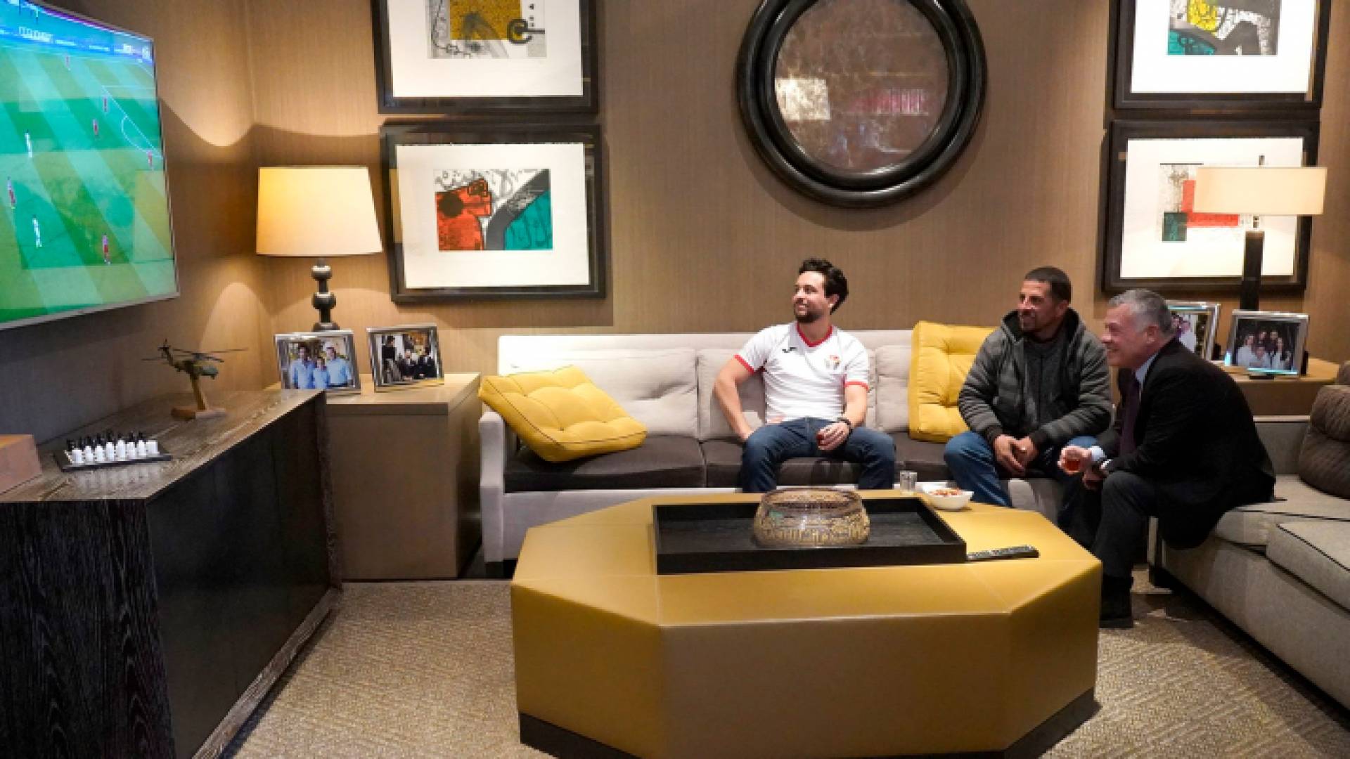 الملك وولي العهد يستضيفان عامل الوطن خالد الشوملي لمتابعة مباراة النشامى مع سوريا