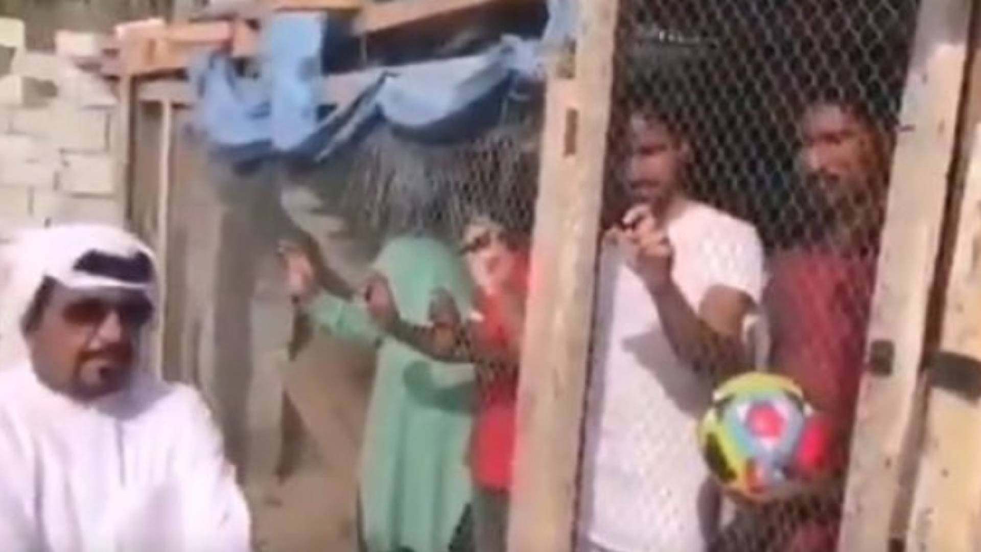 إماراتي يحبس هنودا في أقفاص ليشجعوا فريق بلاده