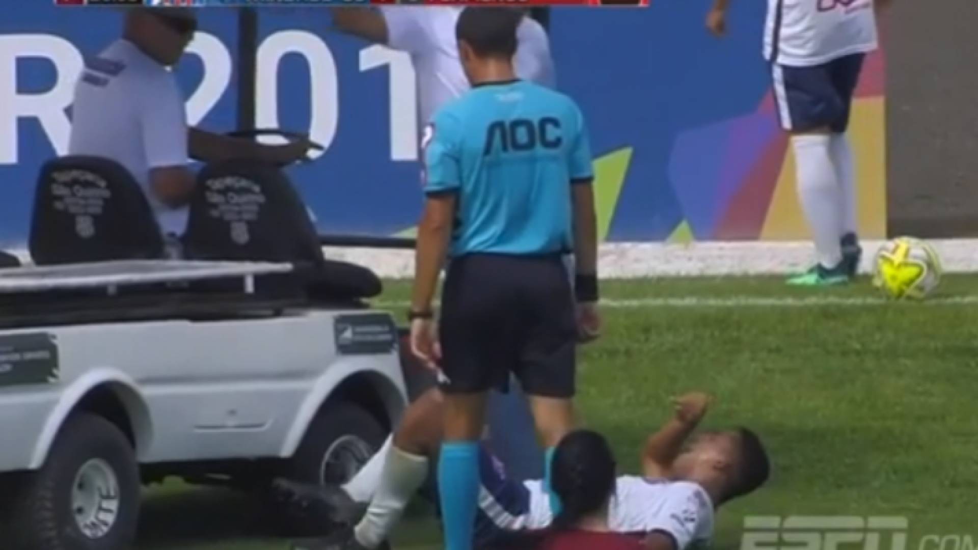 سيارة إسعاف تدهس قدم لاعب كرة مصاب