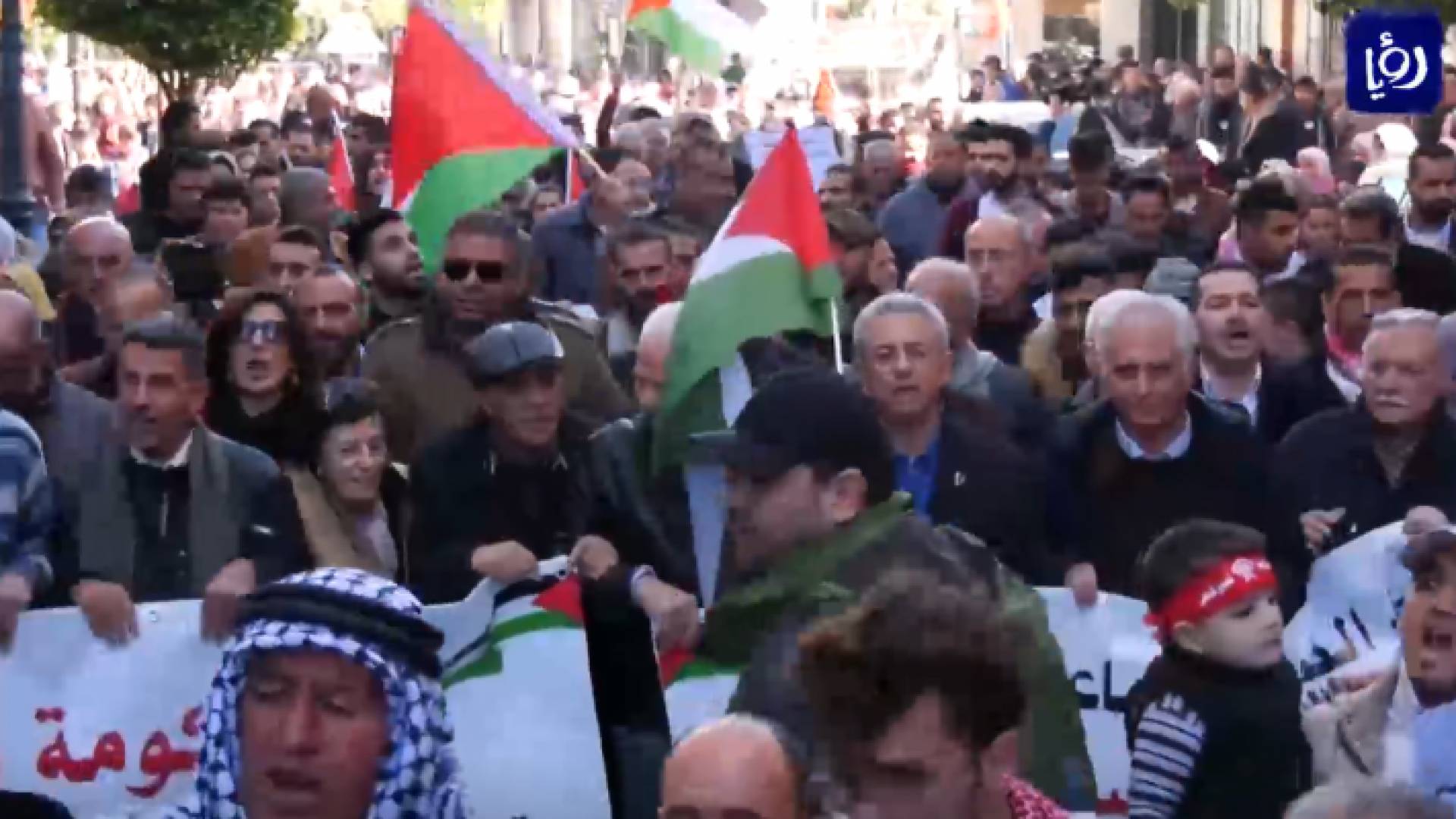 مسيرة متزامنة بالضفة وغزة تنادي بالوحدة وتغليب الوطنية بدلا من الحزبية