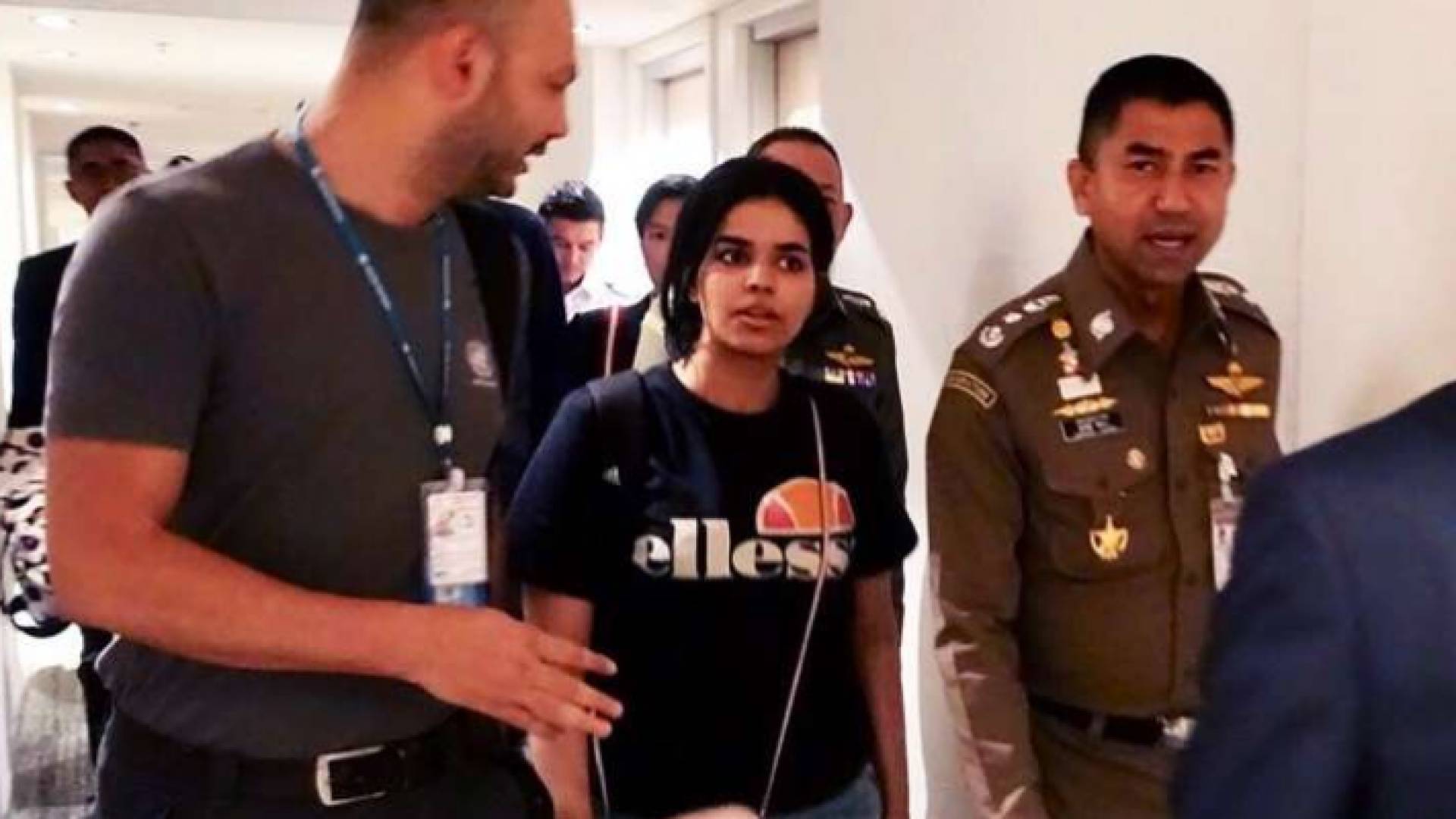 الفتاة السعودية رهف محمد القنون في مطار سوفارنابومي الدولي في بانكوك