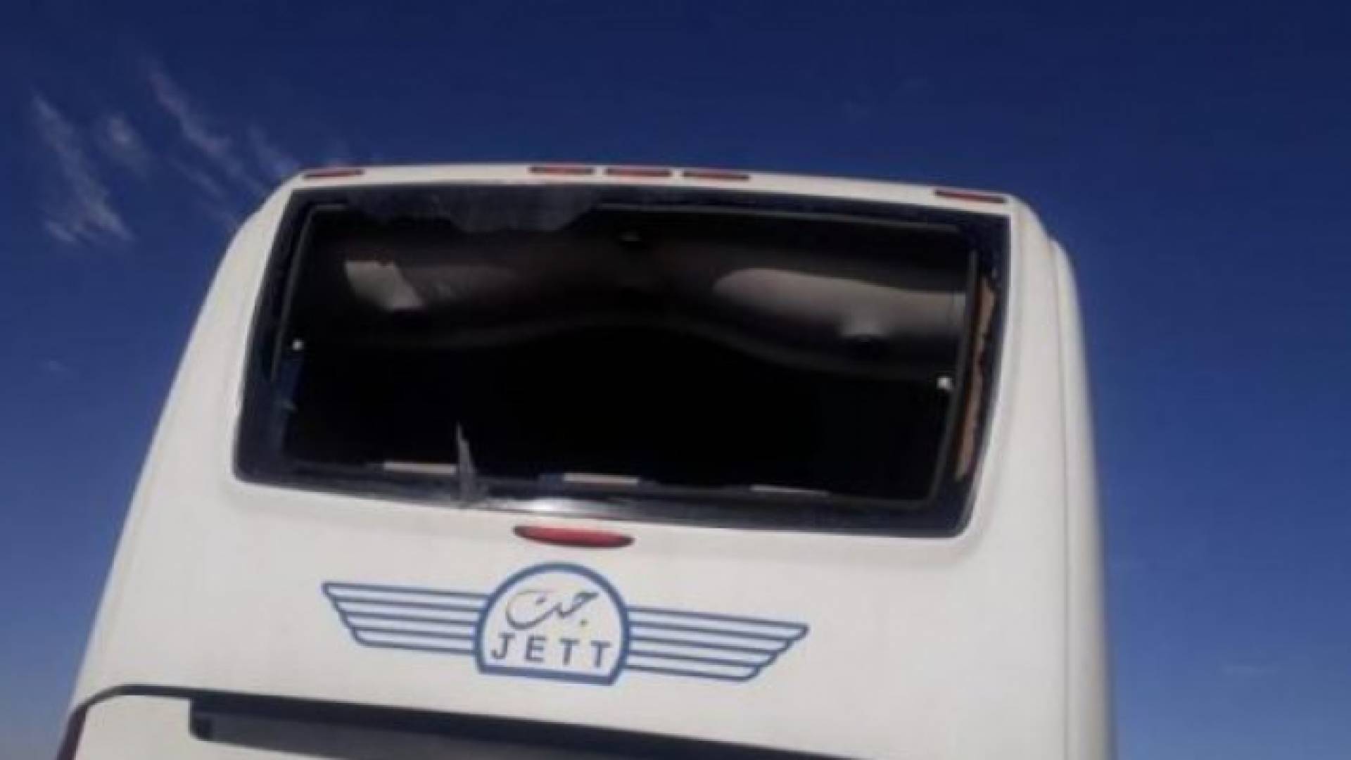 إحدى الحافلات تم تحطيم زجاجها