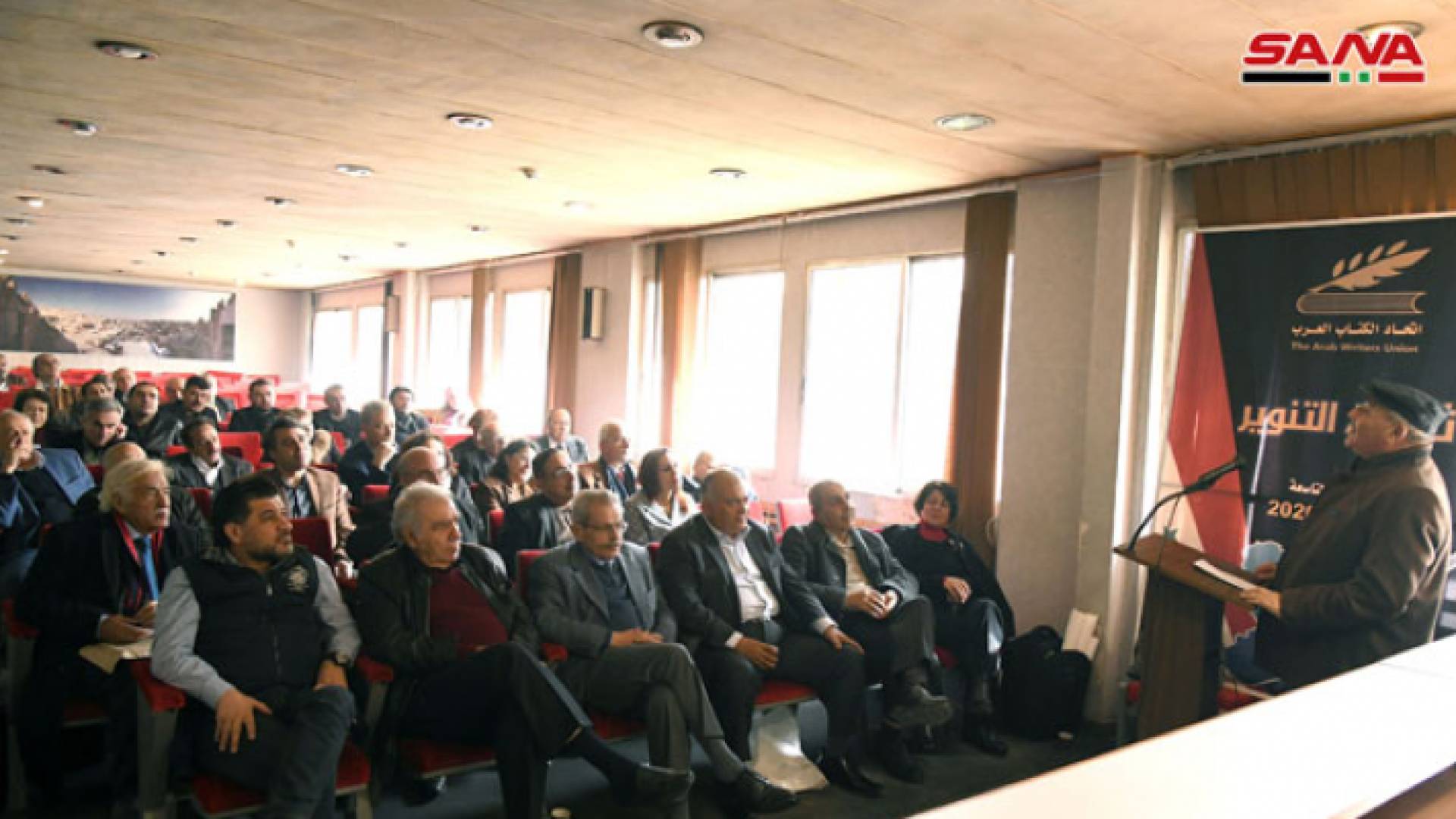 يضم الوفد ثلاثة وثلاثين أديبا ومثقفا وفنانا تشكيليا