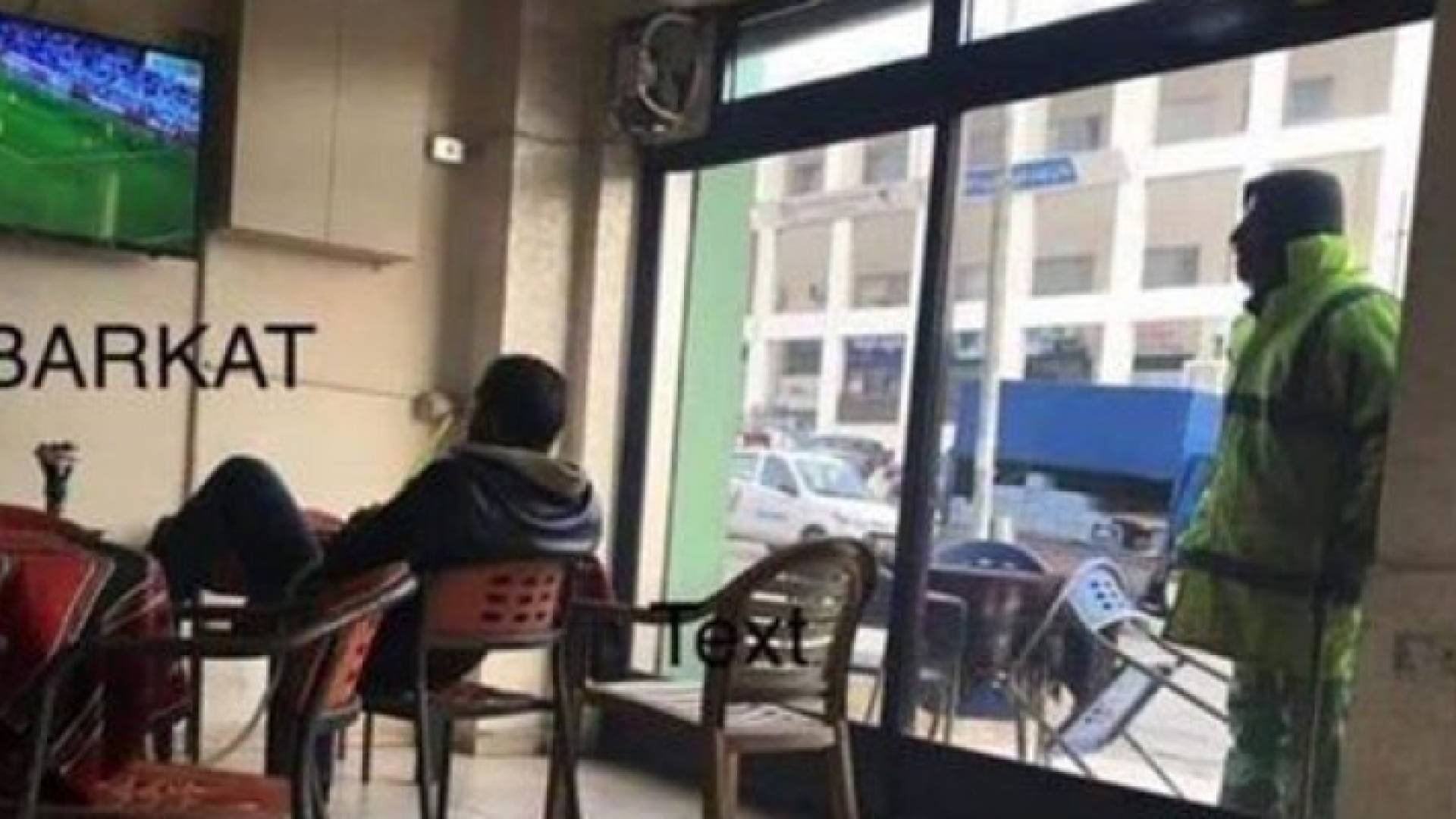 صورة الشوملي وهو يتابع المباراة من خارج الزجاج