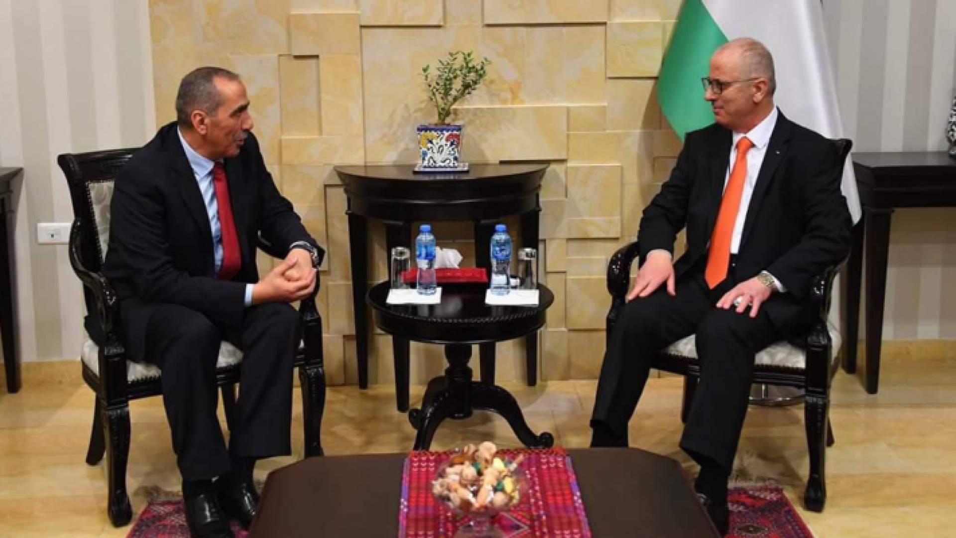 رئيس الوزراء وزير الداخلية الفلسطيني يلتقي اللواء الحمود