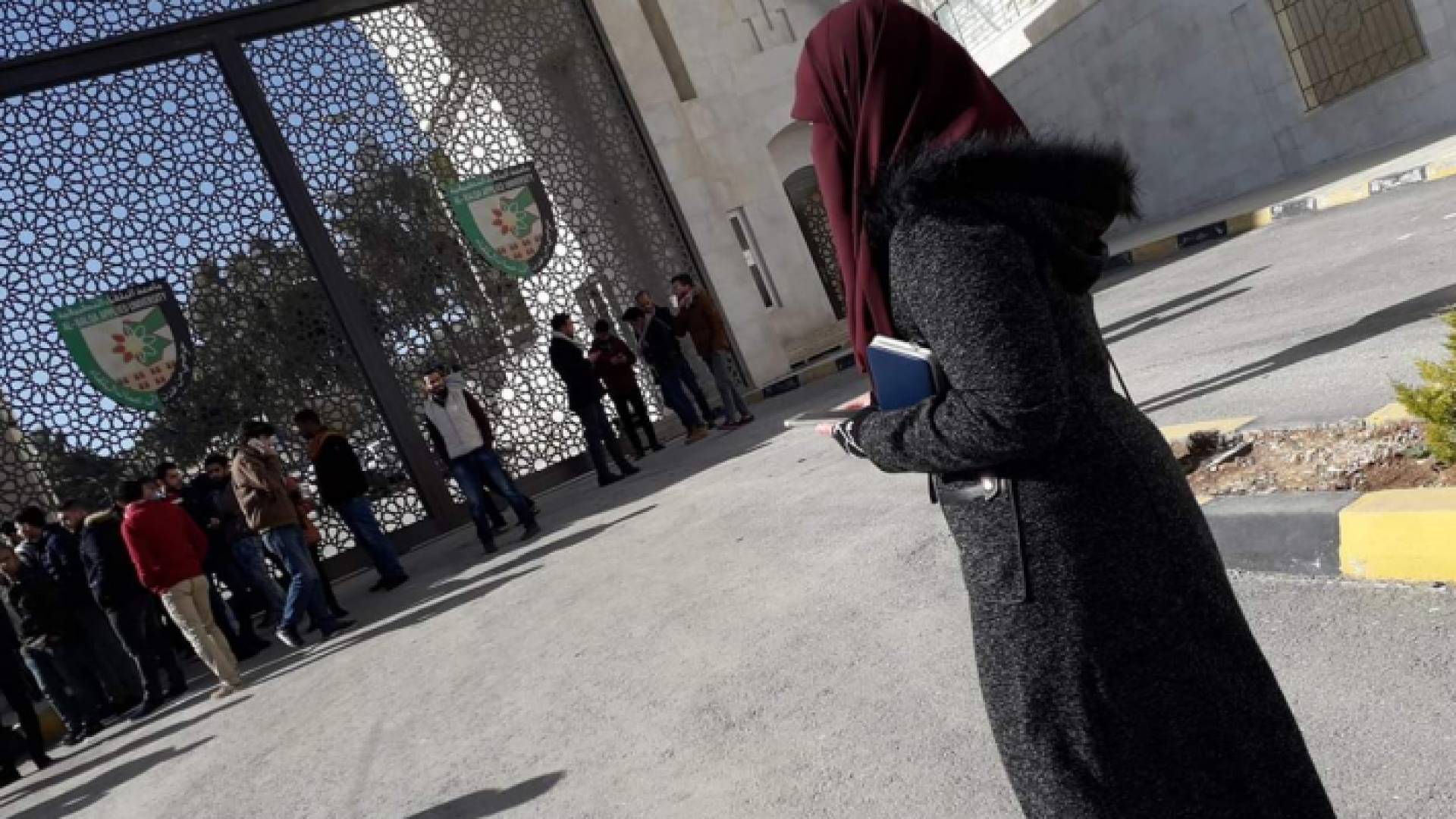 الطلبة خارج أسوار حرم الجامعة