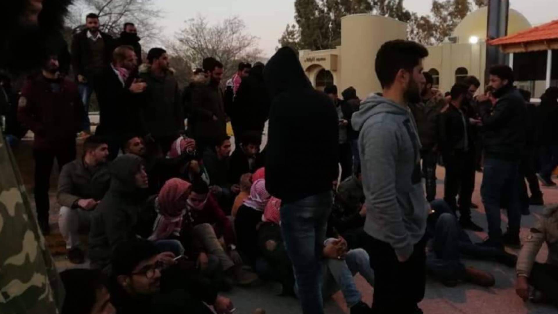 طلبة البلقاء يواصلون إضرابهم على أسوار الجامعة