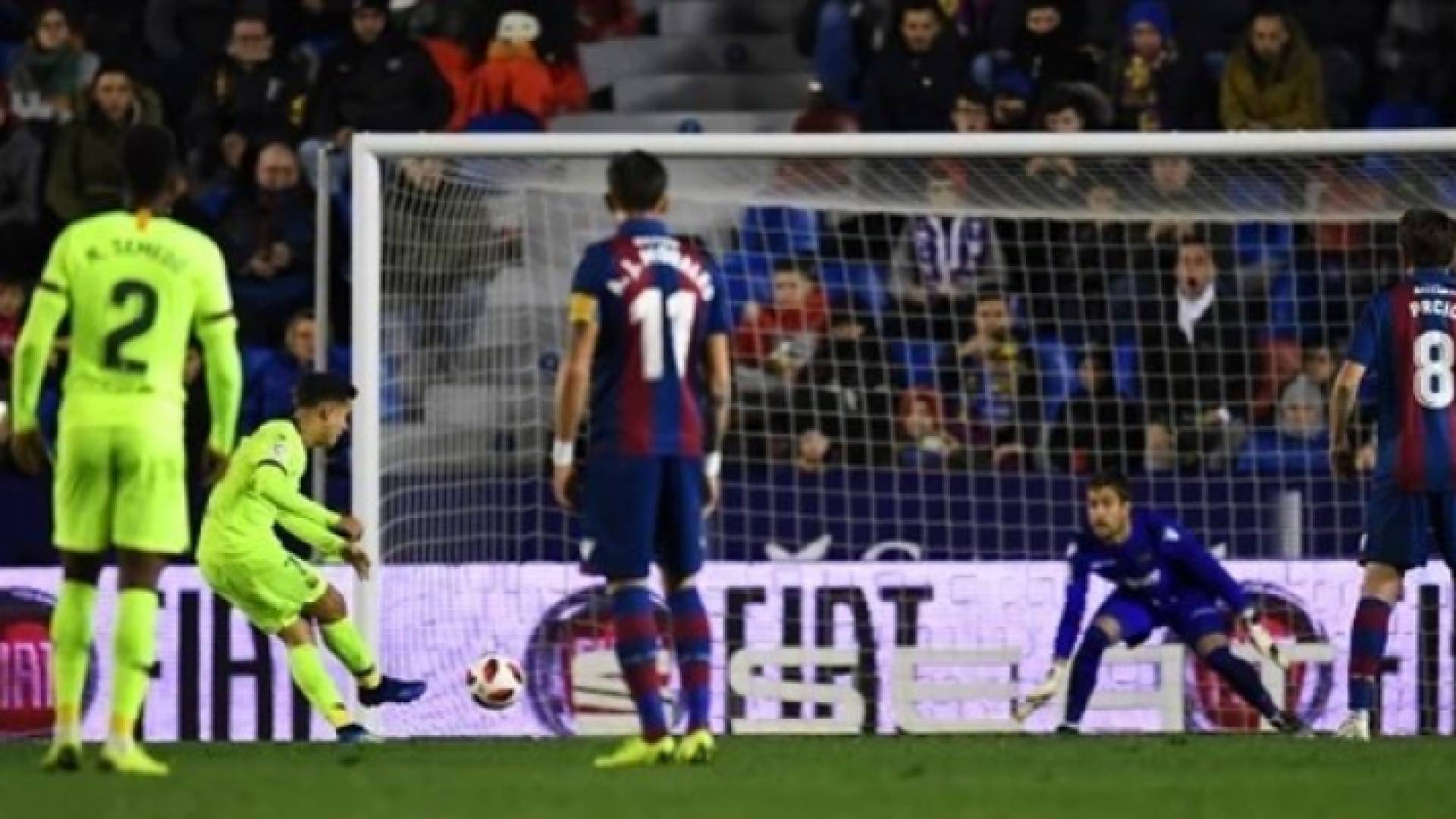 جانب من لقاء برشلونة وليفانتي