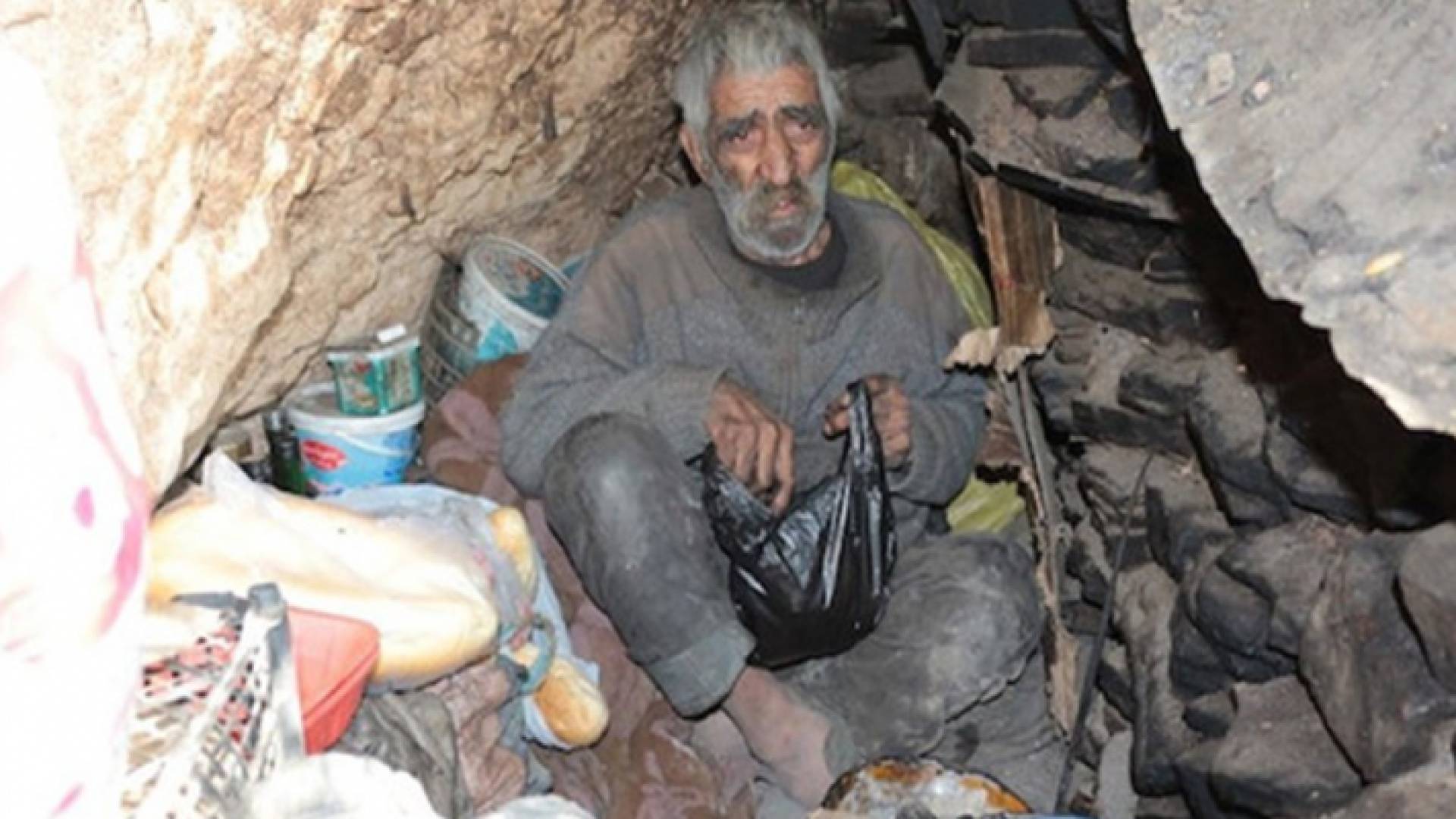 يسميه سكان القرى المحلية "طرزان"