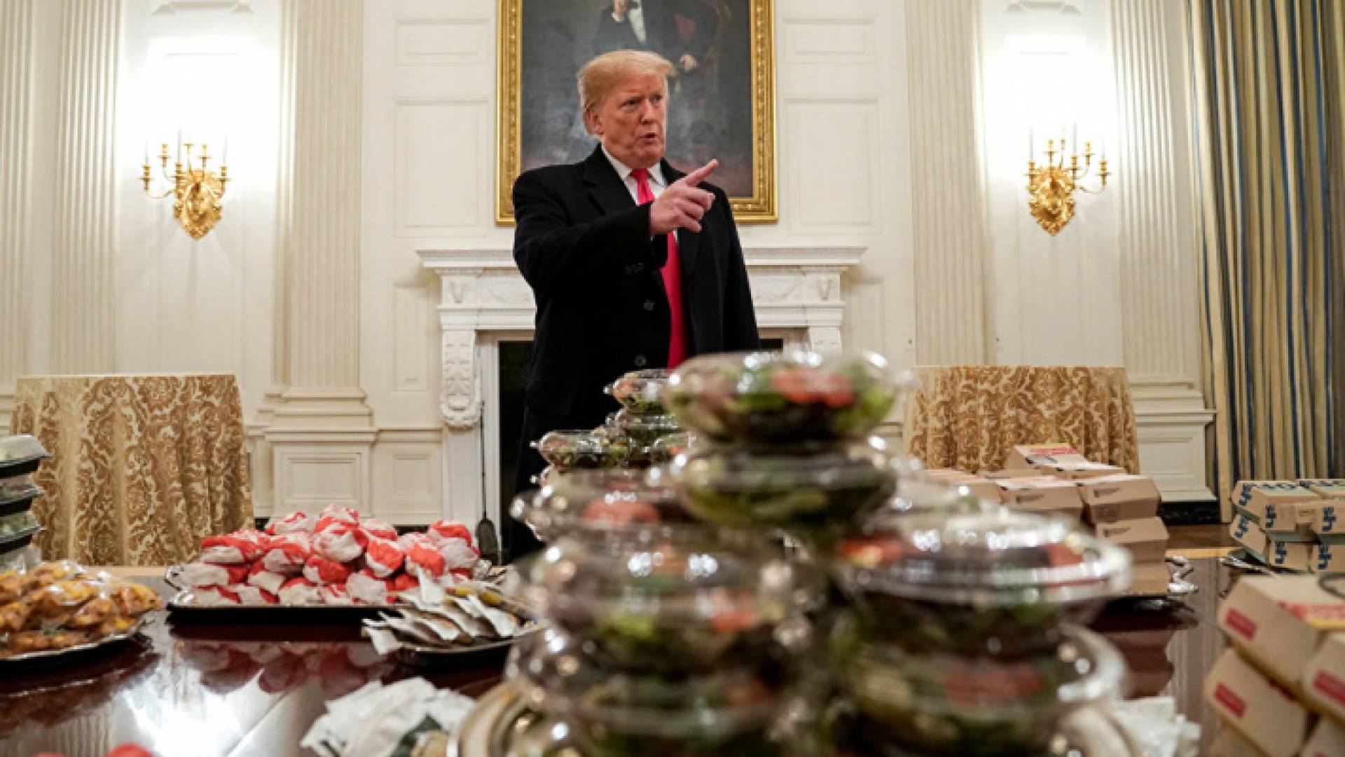 خلال حفل استقبال لفريق كرة القدم الأمريكي