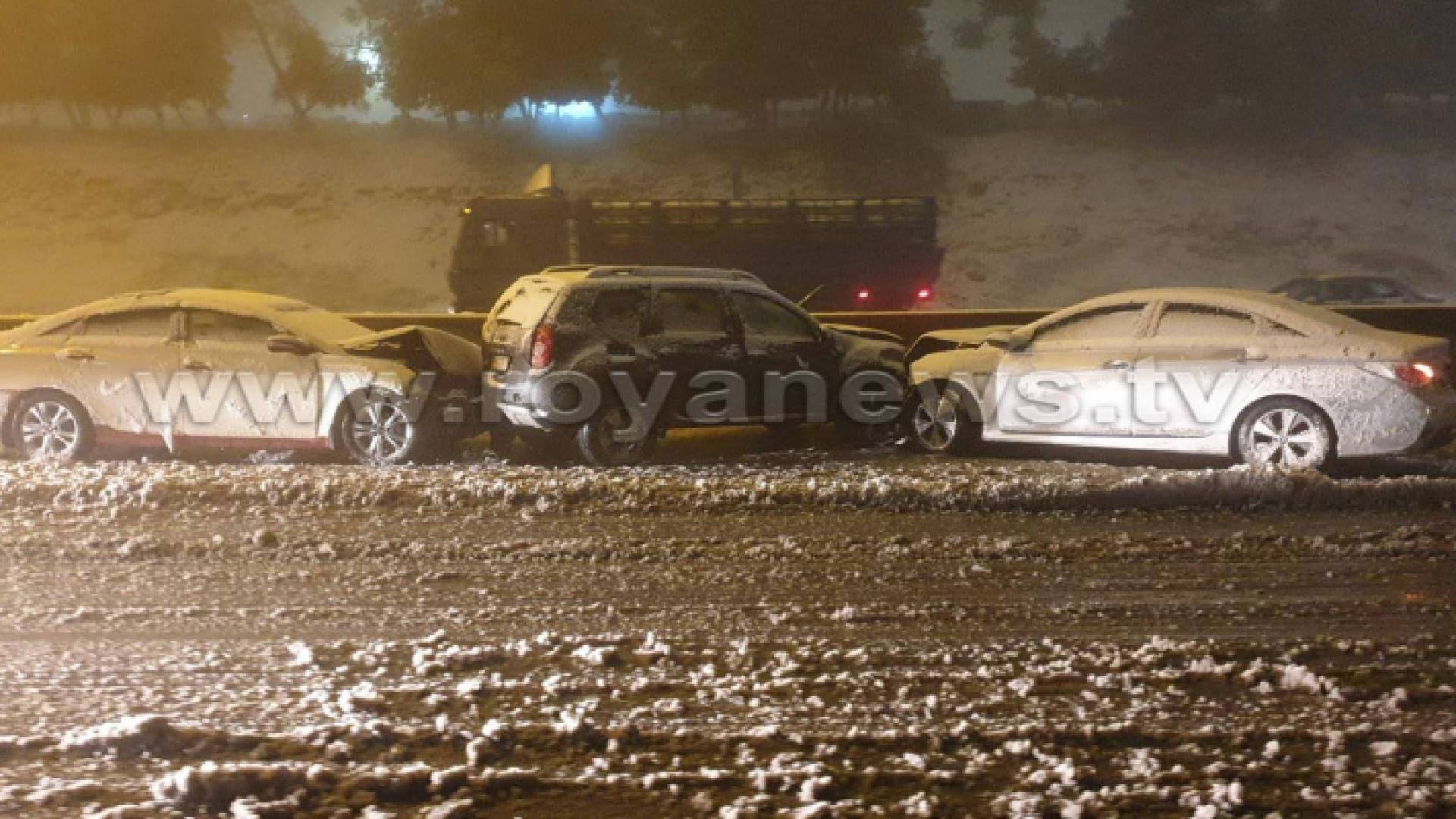 انزلاقات وحوادث سير على طريق المطار بسبب تساقط الثلوج