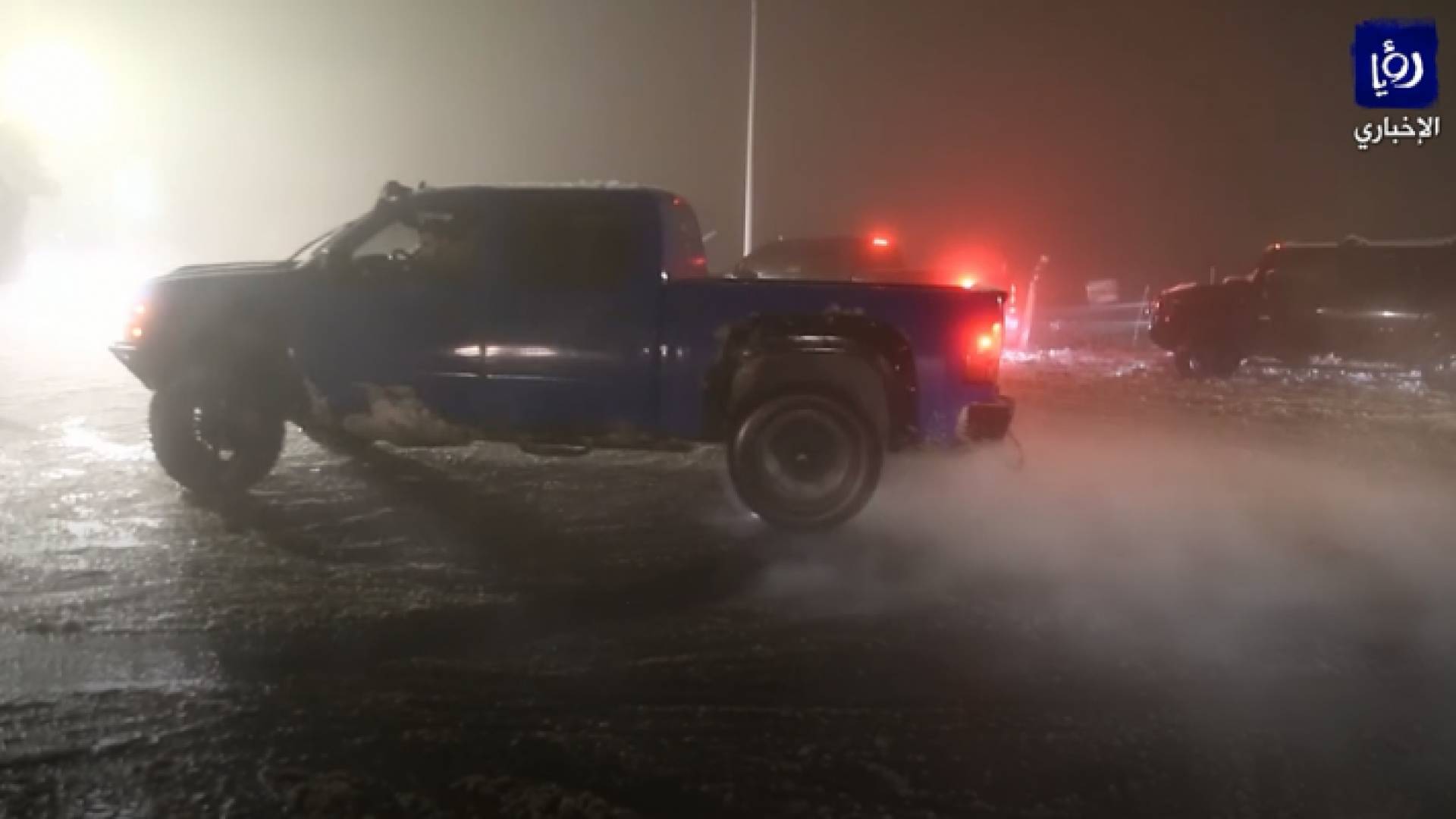 مجموعة من السائقين يقومون بممارسة التفحيط والاستعراض بمركباتهم