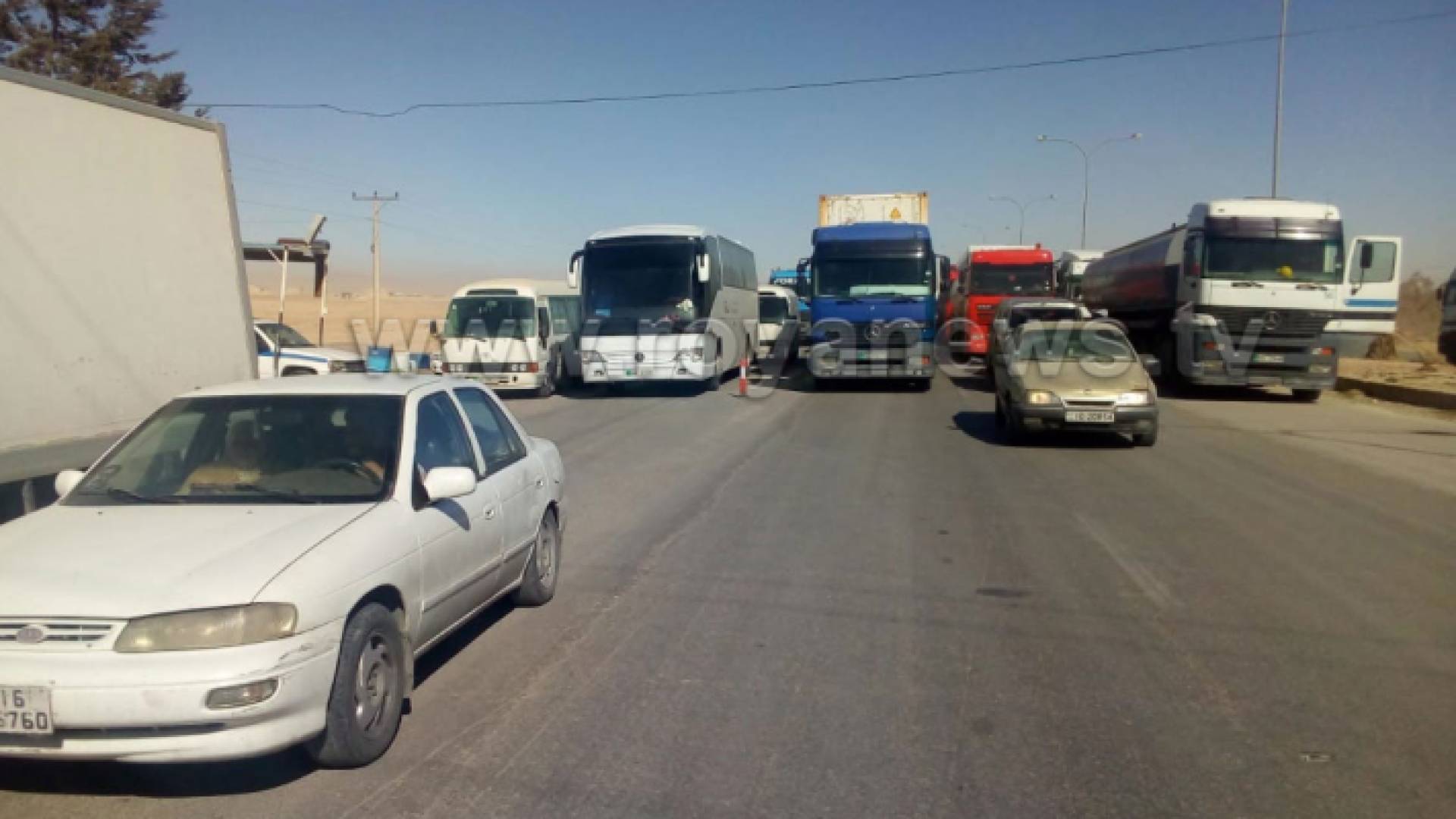 ايقاف حركة المرور أمام سالكي الطريق الصحراوي في منطقة الحسينية