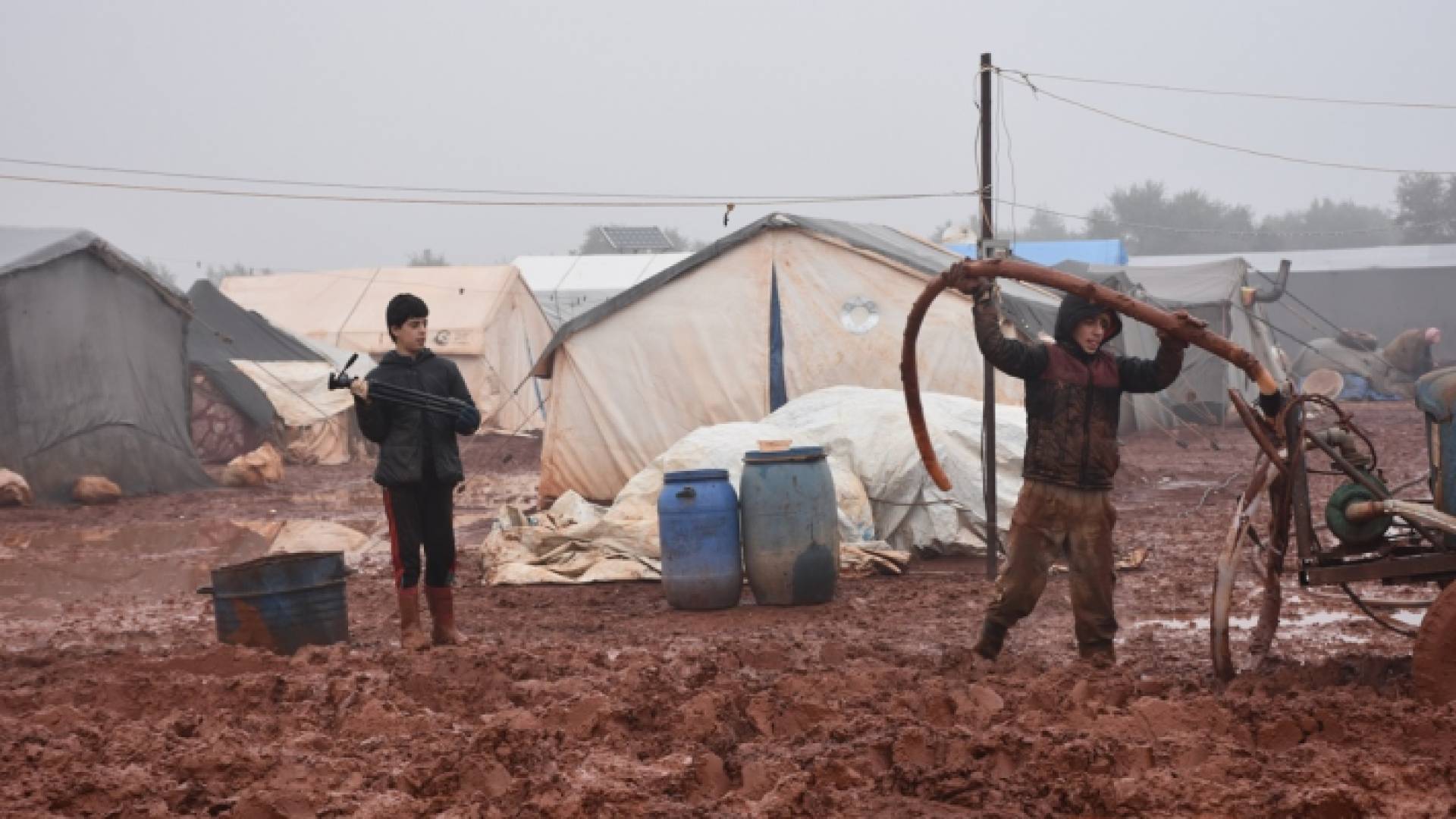 تبقى معاناة آلاف السوريين النازحين متواصلة في الداخل والخارج