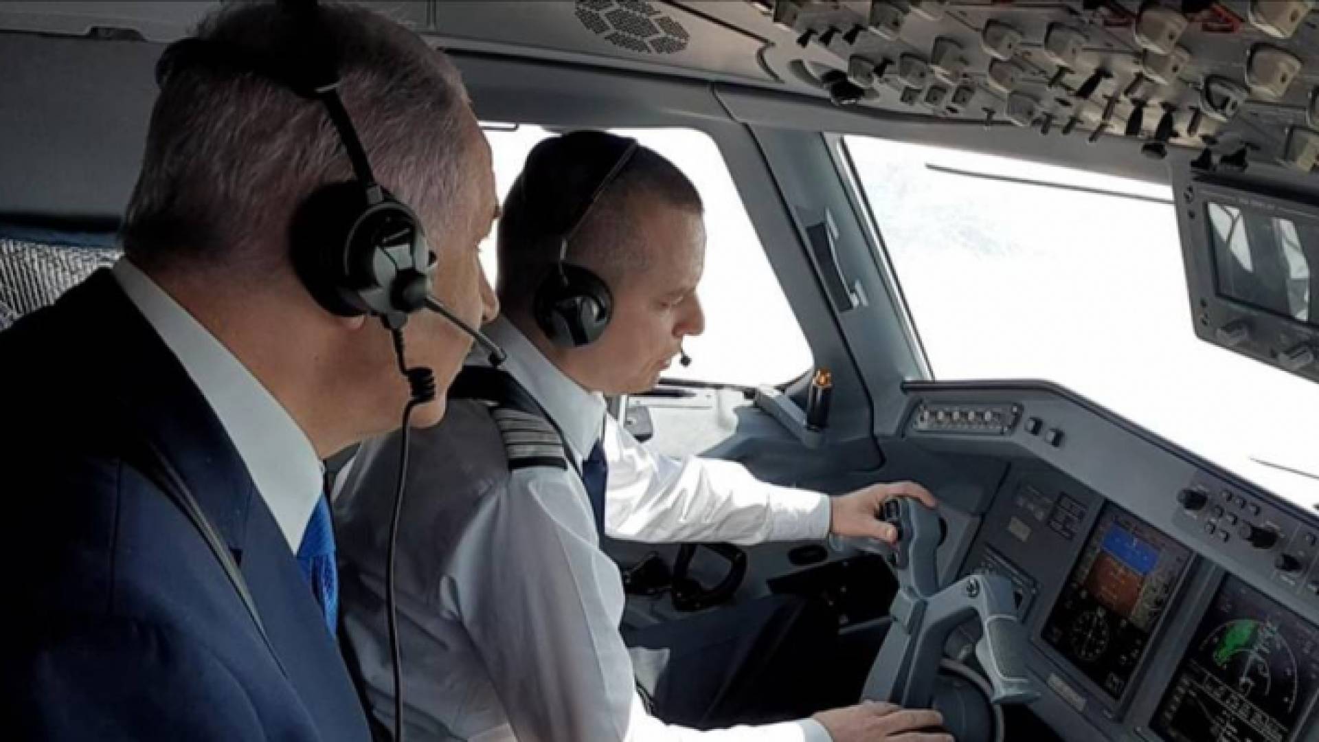 نتنياهو يهبط بأول طائرة على مطار "رامون"