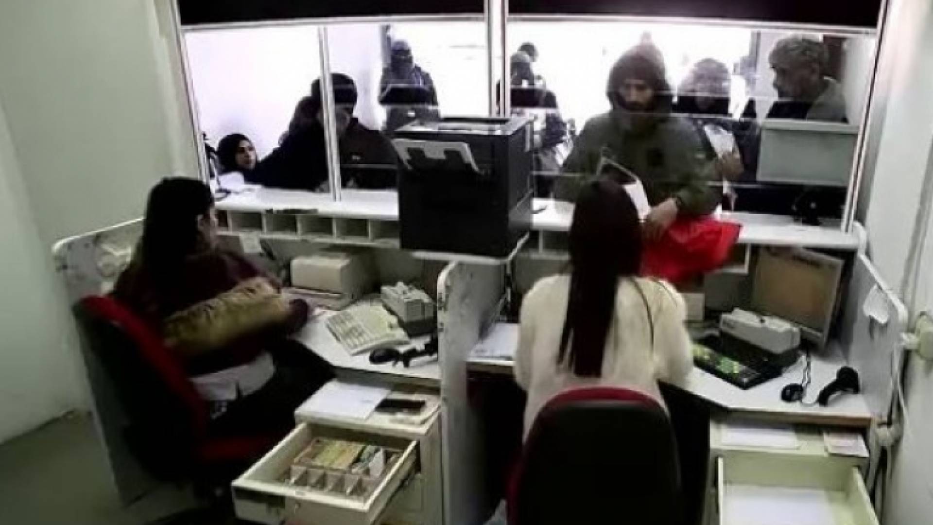 صورة من كاميرات المراقبة داخل مكتب البريد في مدينة بئر السبع