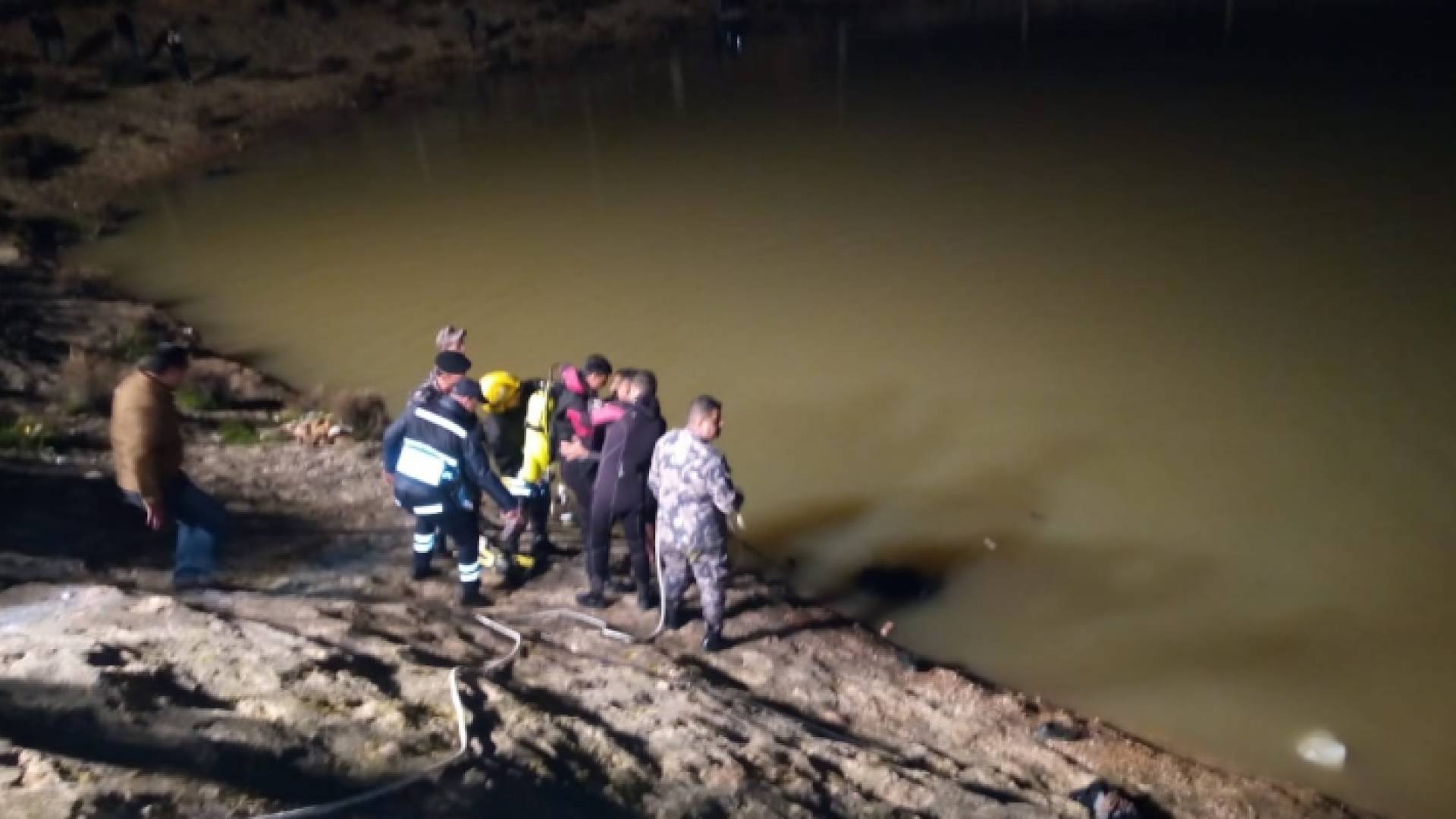 فرق الانقاذ خلال انتشال جثة الطفل