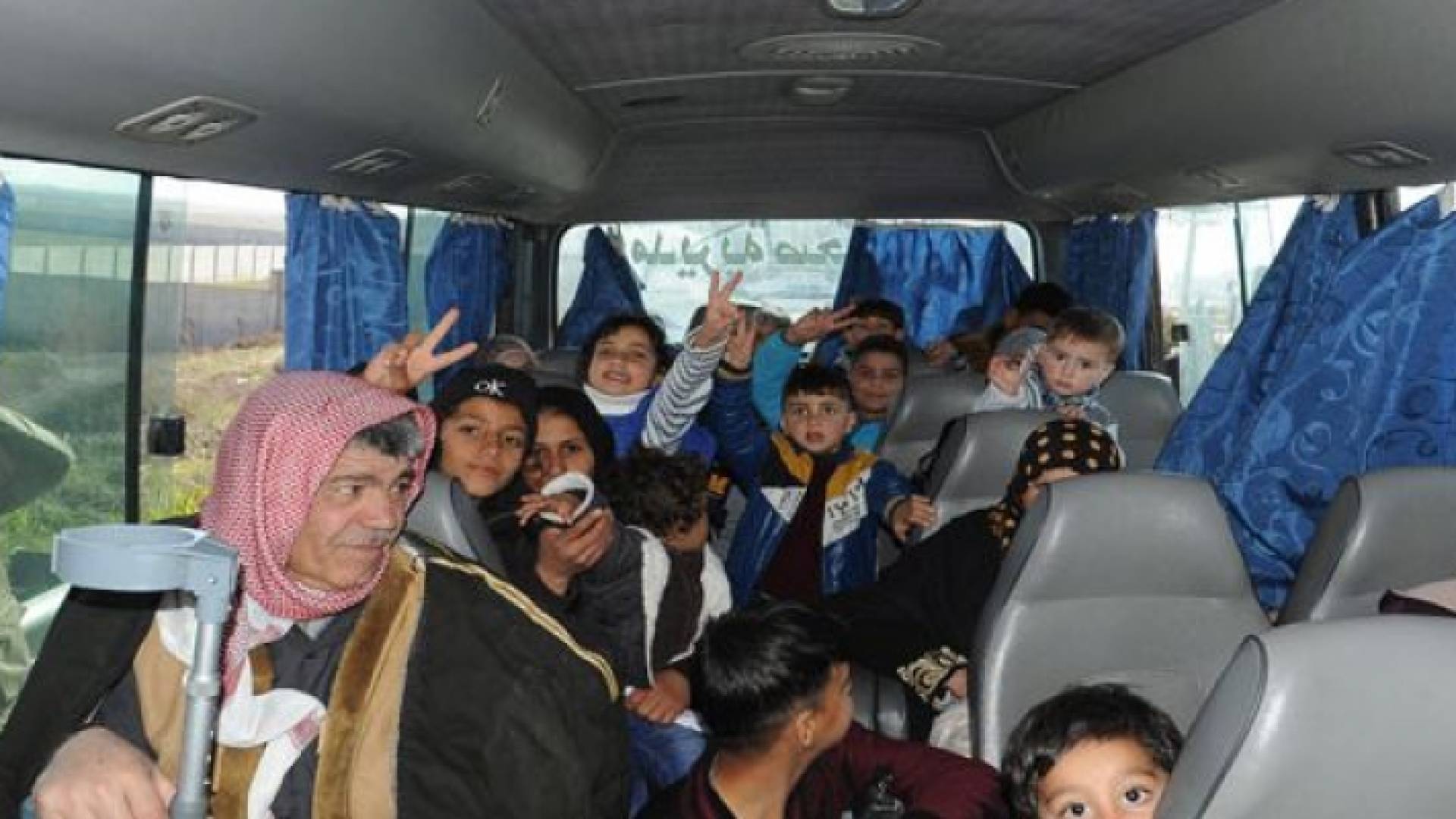 لاجئين سوريين بطريق عودتهم الى بلدهم