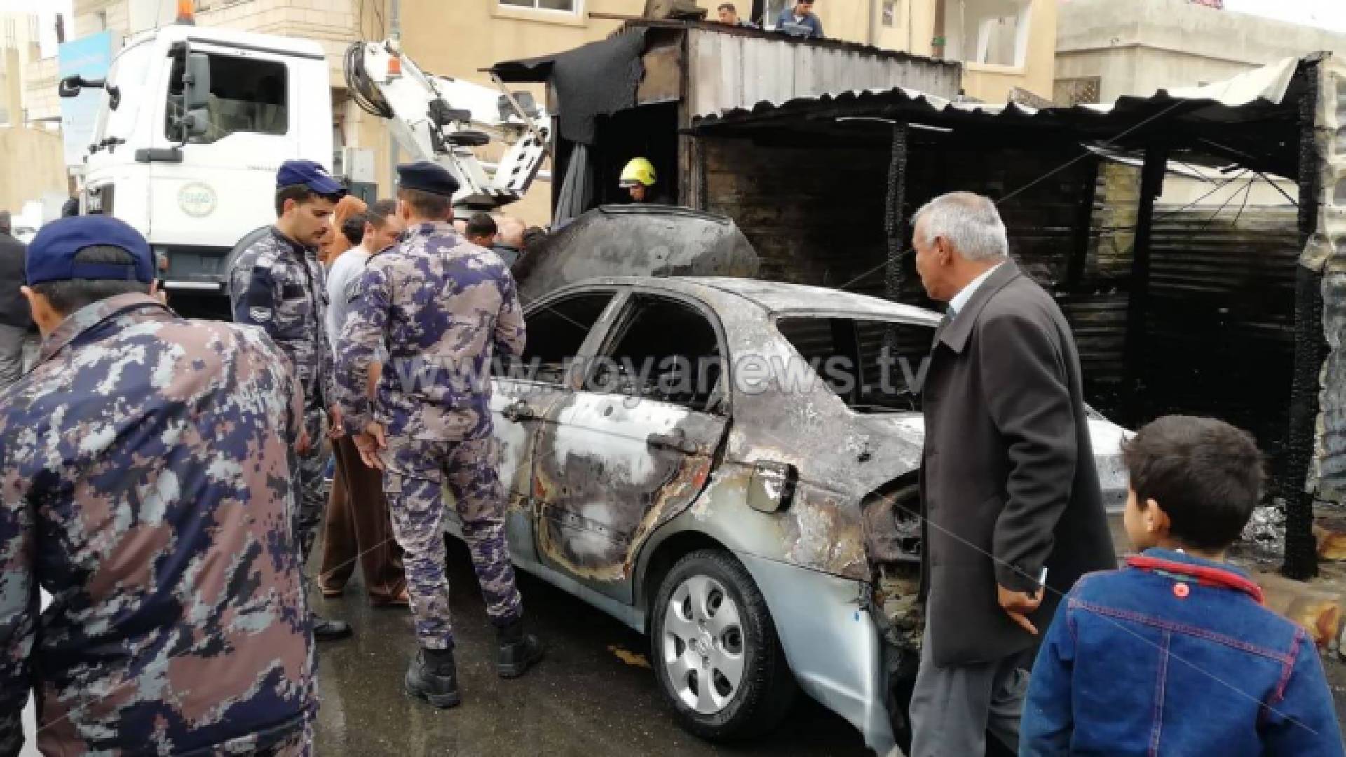 الدفاع المدني يخمد حريق أكشاك ومركبة في الطفيلة