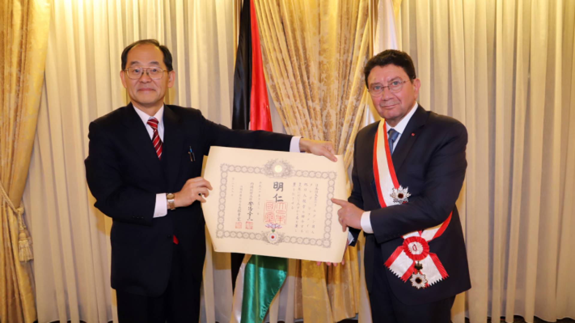 الامبرطور الياباني يمنح أردني وسام "الشمس الساطعة"