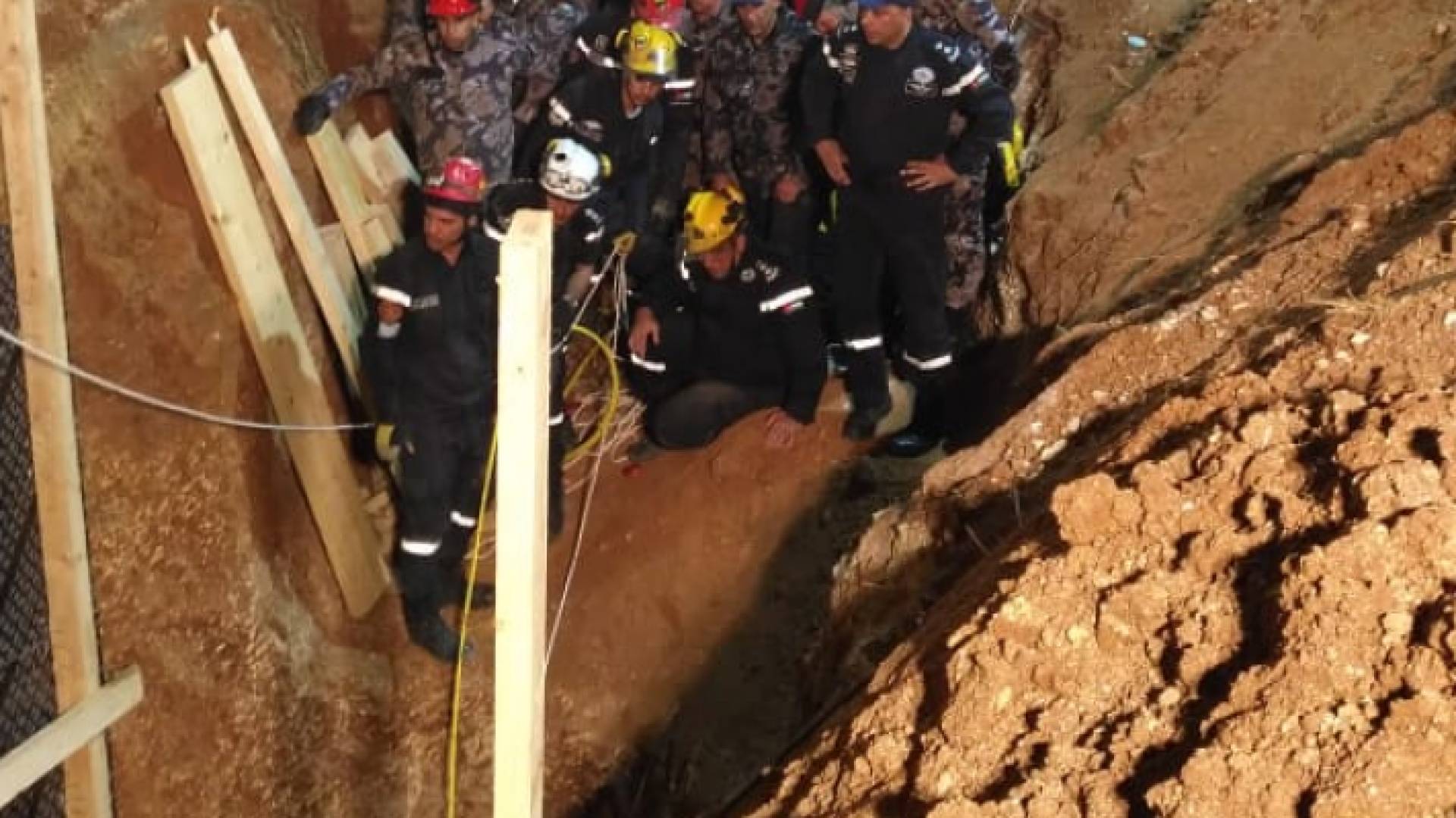 عمليات ازالة الردم والانهيارات مستمرة