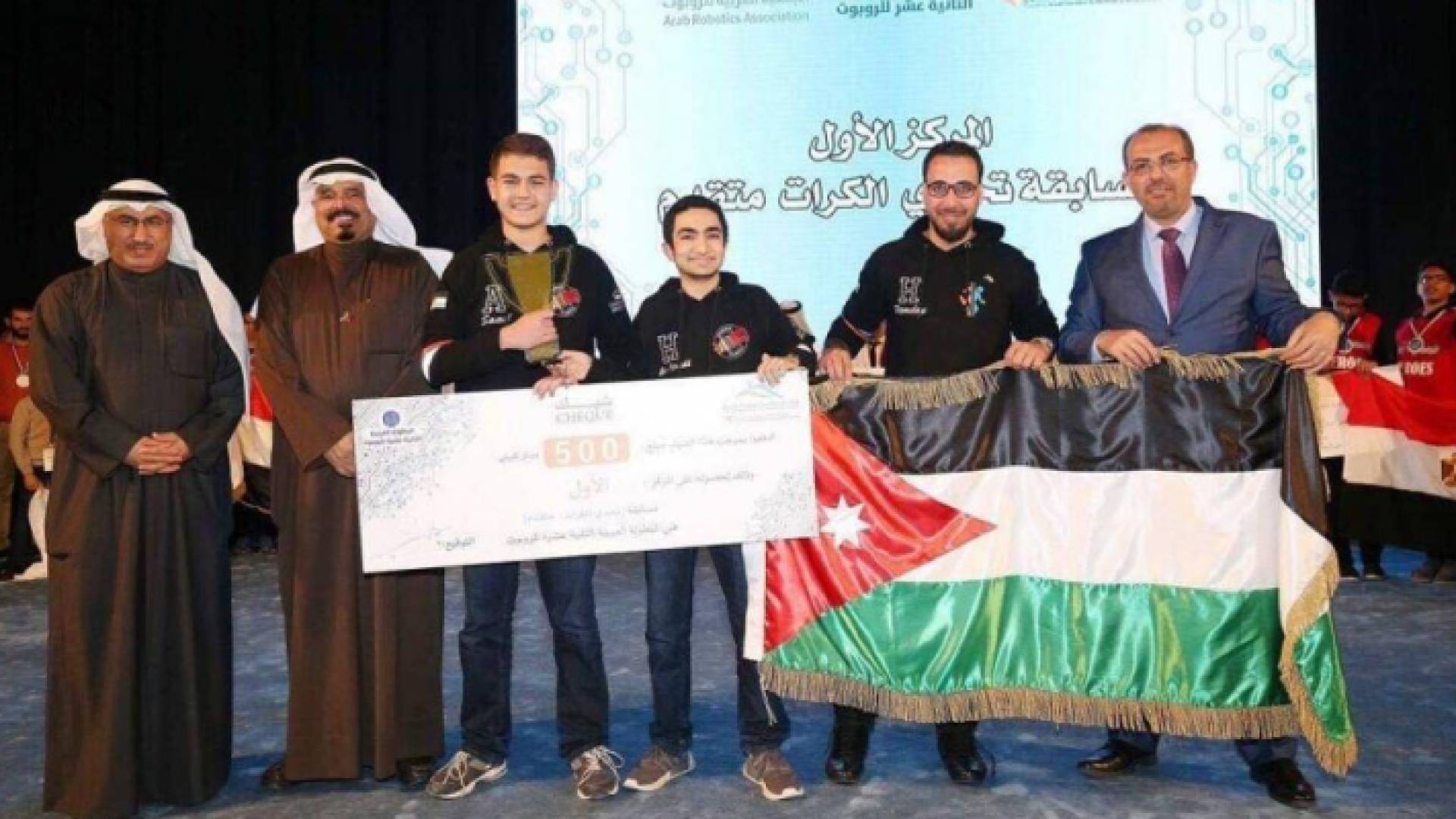 لحظة تكريم الطلبة الأردنيين في الكويت