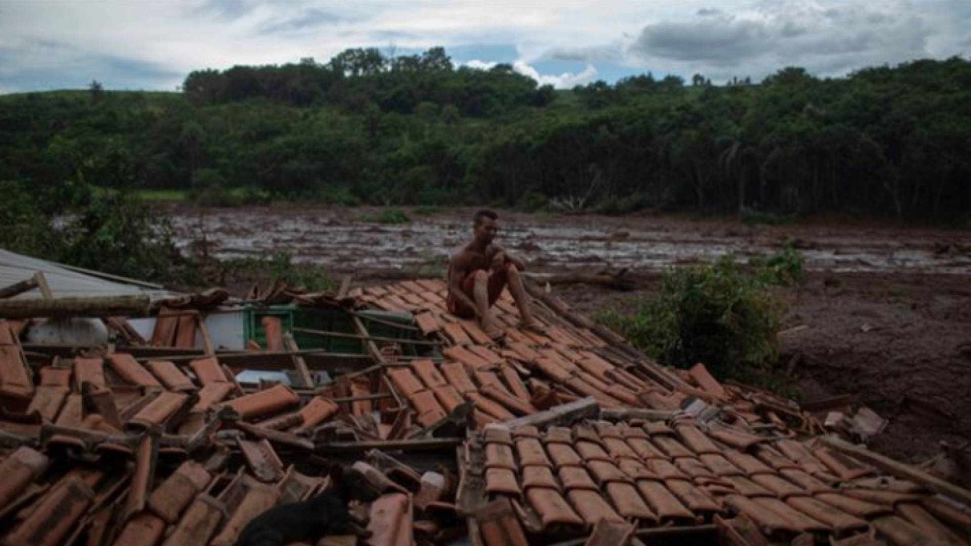 ركام منزل بعد انهيار سد منجم خام الحديد