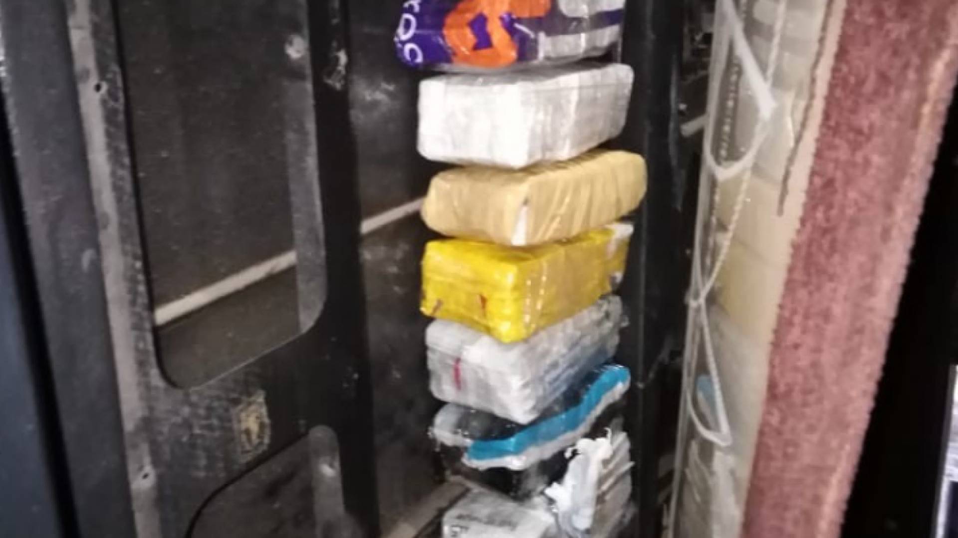 الجمــــارك تحبط تهريب عملات أجنبية وعتاد بنادق صيد