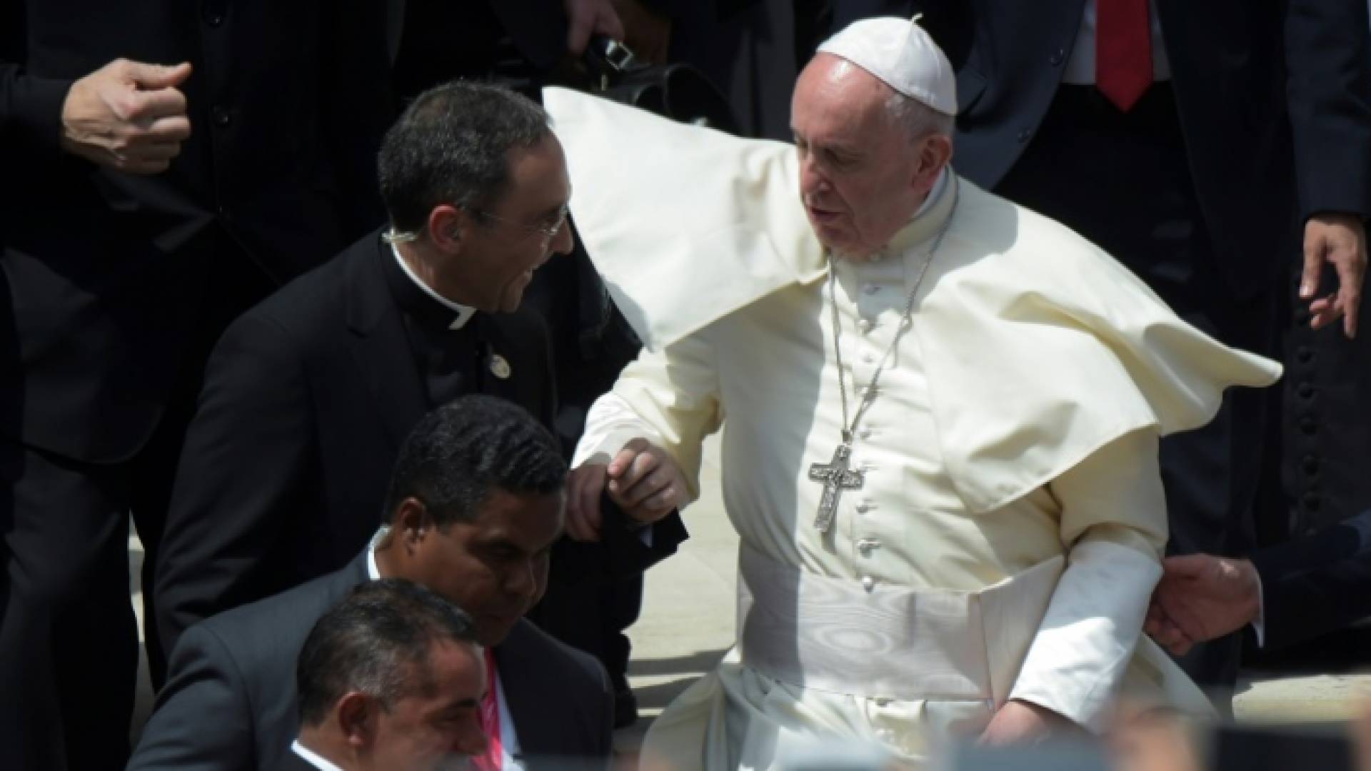 البابا فرنسيس مغادرا كاتدرائية القديسة ماريا لا أنتيغا في بنما في 25 كانون الثاني 2019