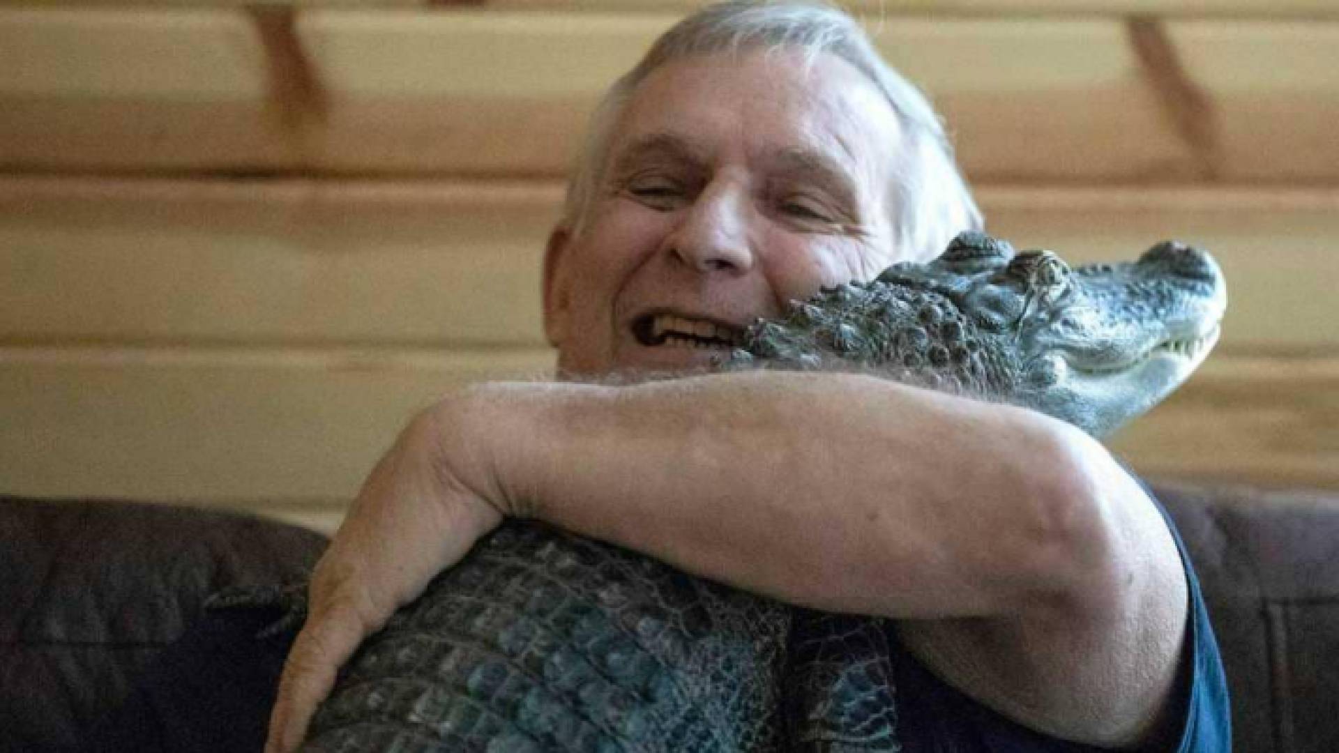 تمساح ينقذ صاحبه من الاكتئاب