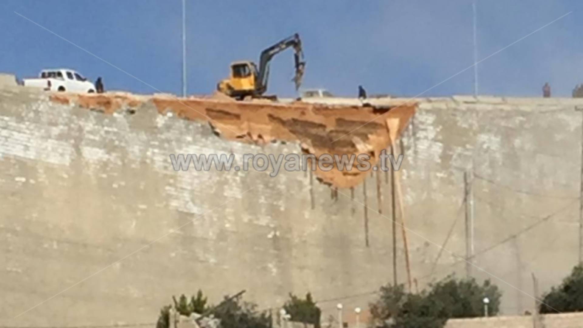 انهيار جزء من جدار استنادي في شارع الستين بالسلط