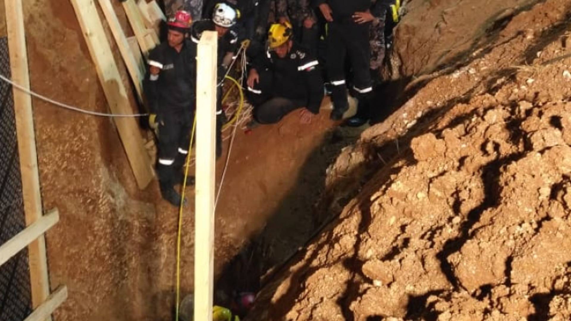 خلال عمليات ازالة الردم والانهيارات