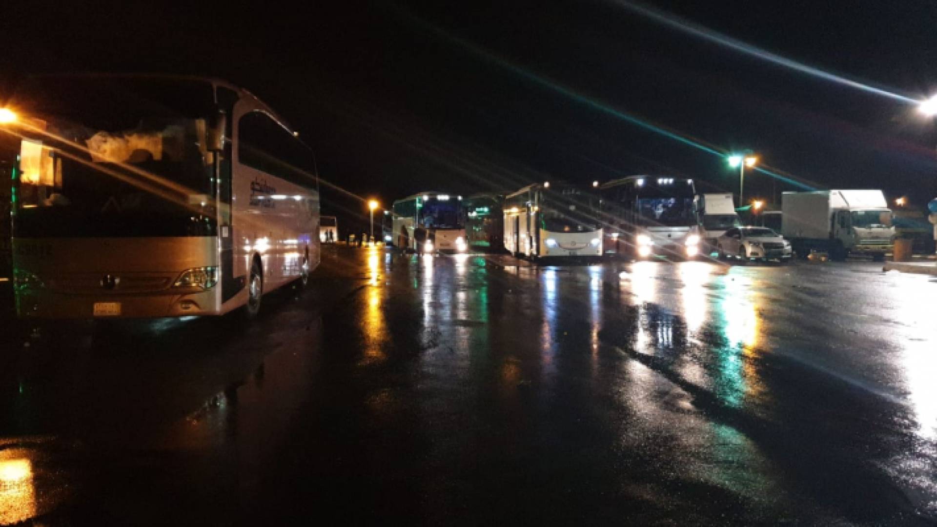 تم قطع الطريق بسبب السيول الجارفة