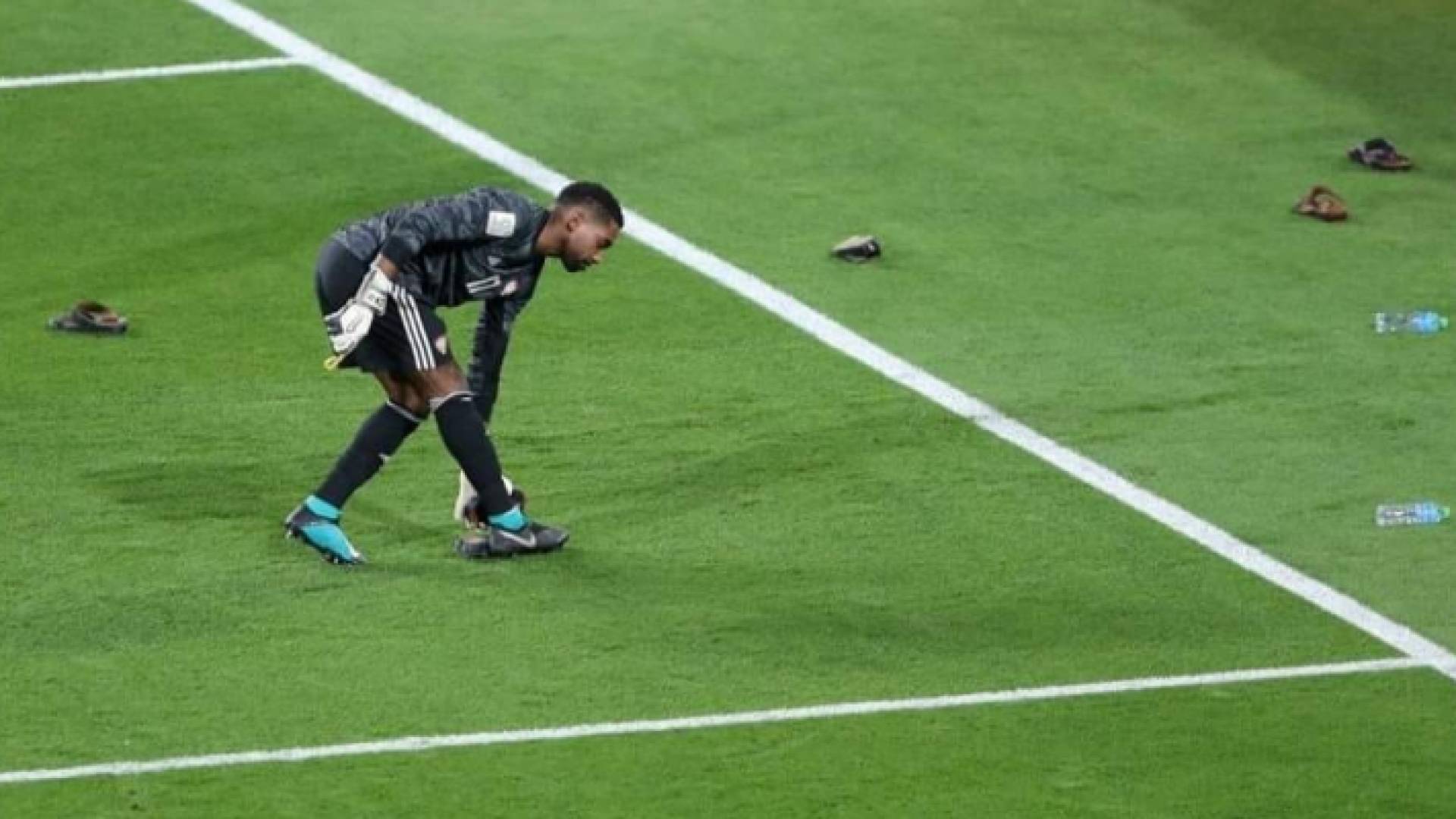 الجمهور الإماراتي يلقي الأحذية على لاعبي قطر