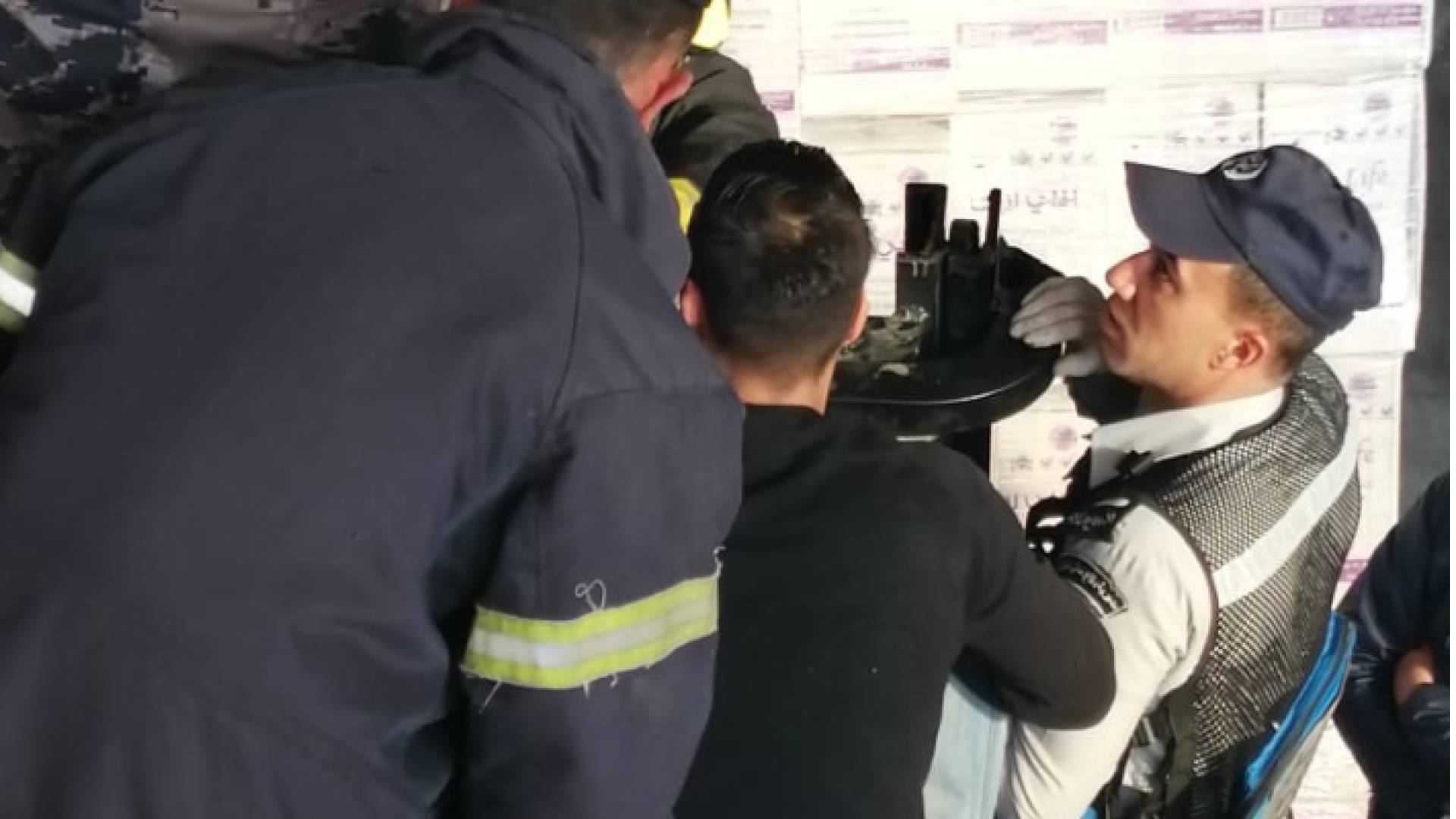إصابة شخص علقت يده برافعه شوكيه في اربد