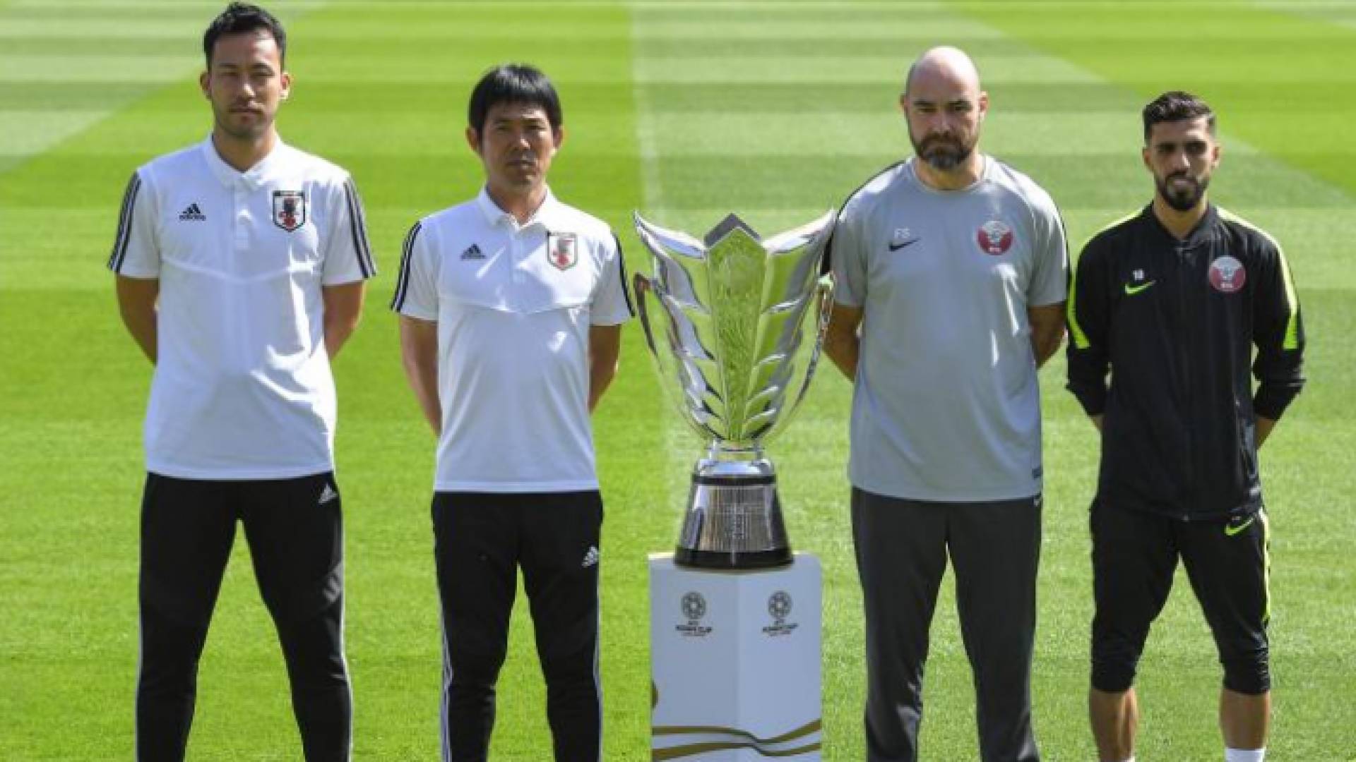 قائدا ومدربا قطر واليابان في صورة تذكارية أخيرة مع كأس آسيا قبل المواجهة في الملعب لحسم اللقب