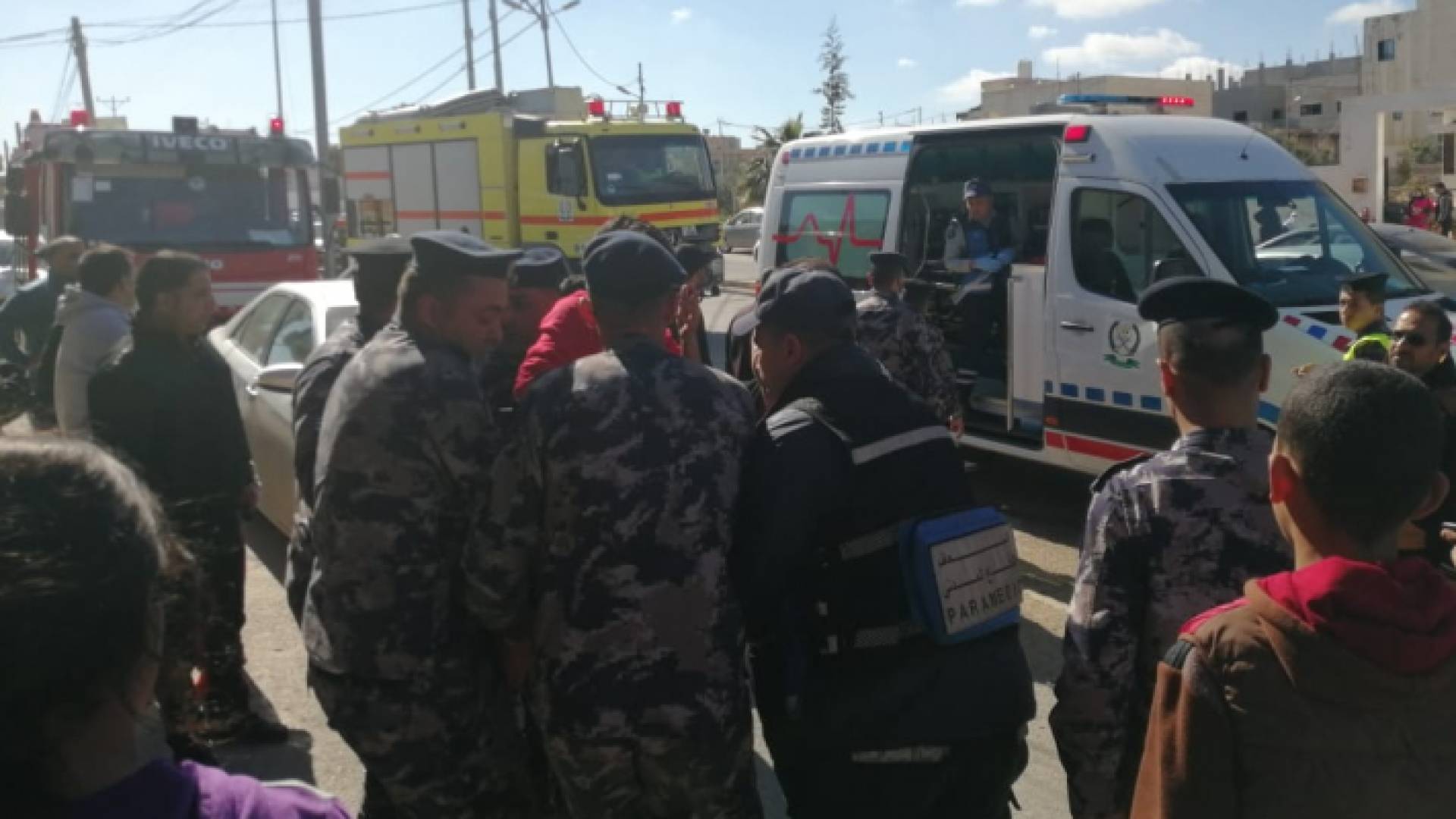 الدفاع المدني يحرر يد طفل علقت داخل (ماكينة) فرم اللحمة في اربد