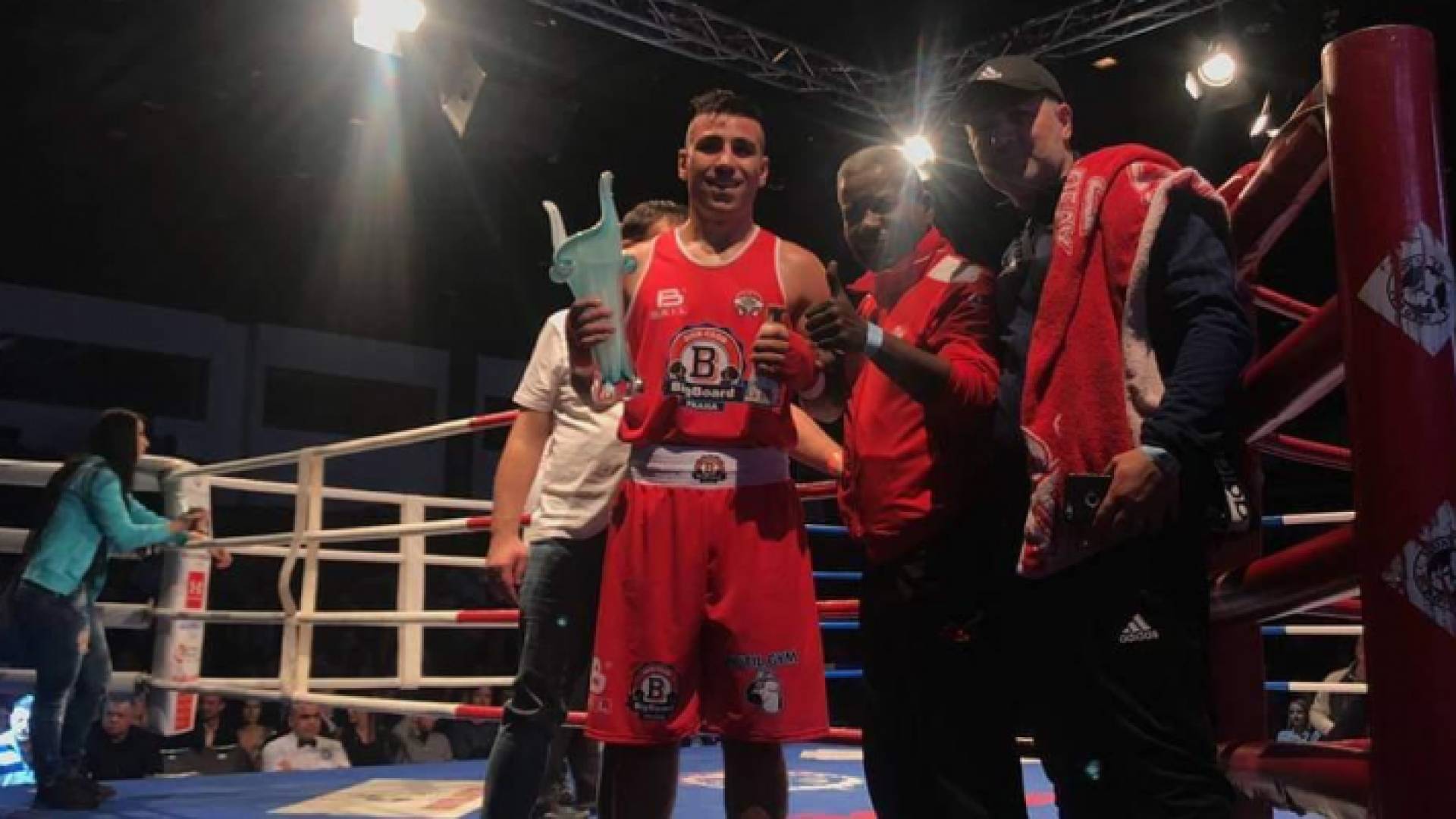 الدركي عشيش يسقط بطل أوروبا بالقاضية ويضمن تفوق آسيا في لقاء القارتين بالملاكمة