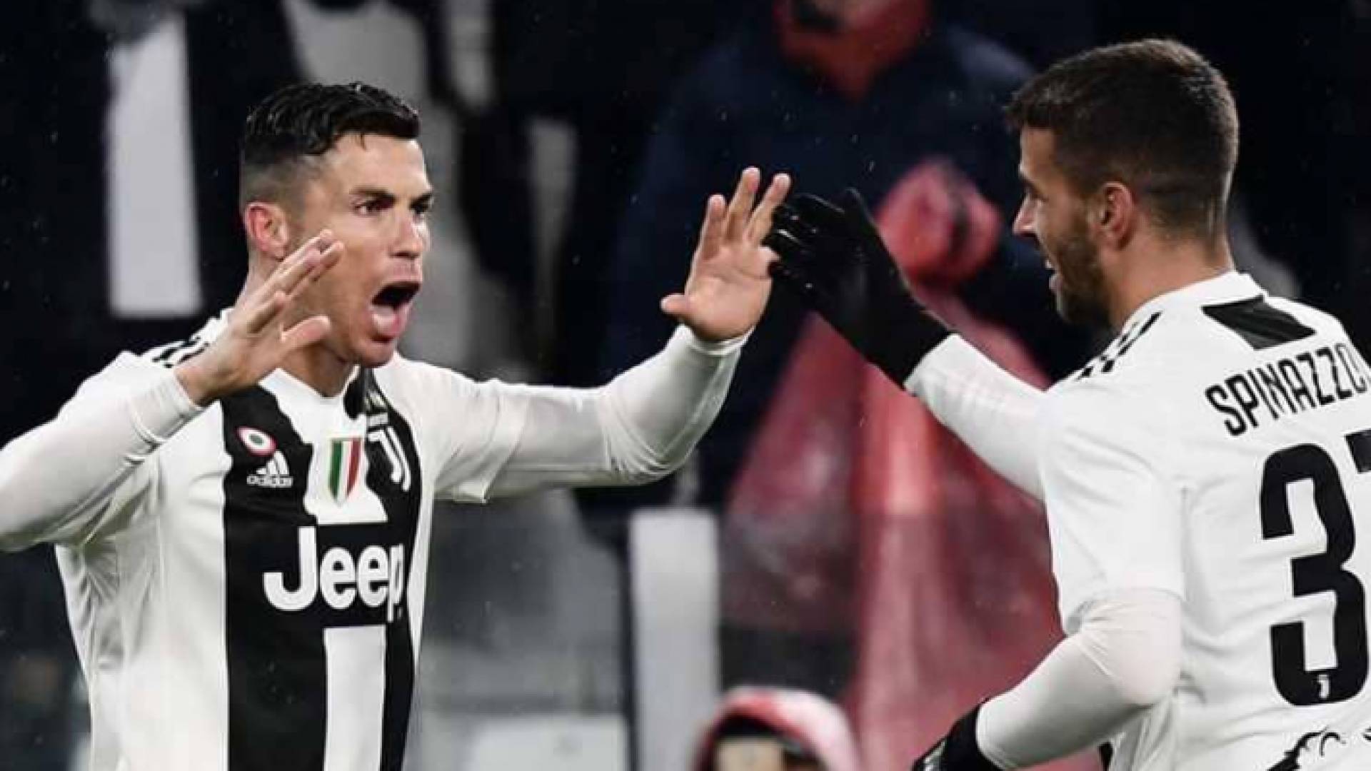 رونالدو وتحية للمدافع سبينازولا خلال المباراة