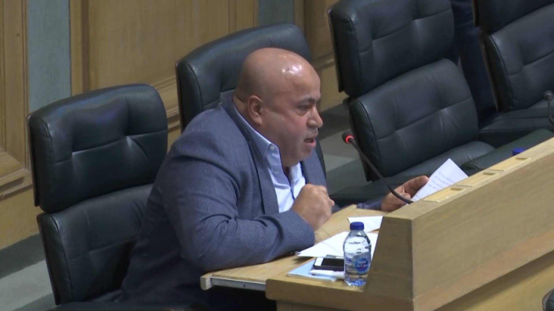 النائب خليل عطية خلال الجلسة