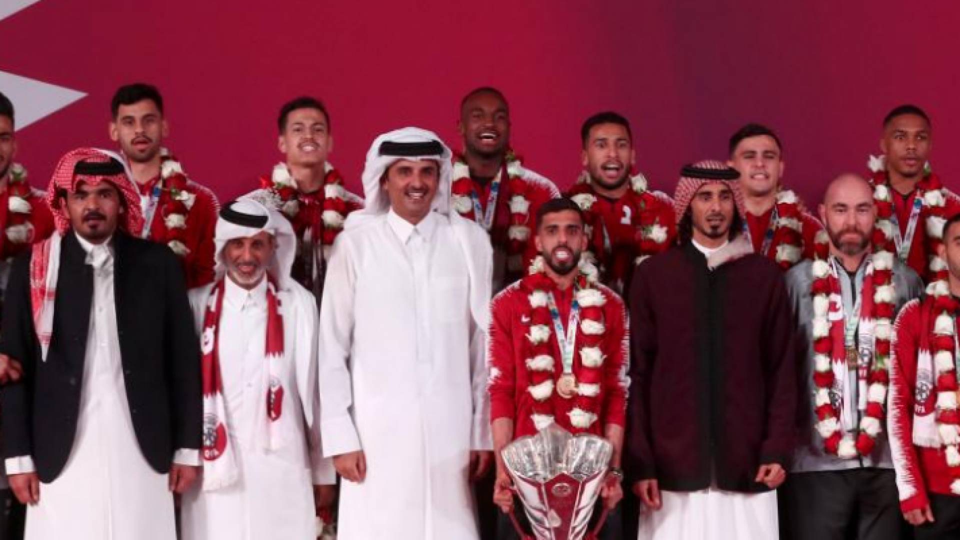 المنتخب القطري يصل الدوحة والشيخ تميم في مقدمة المستقبلين