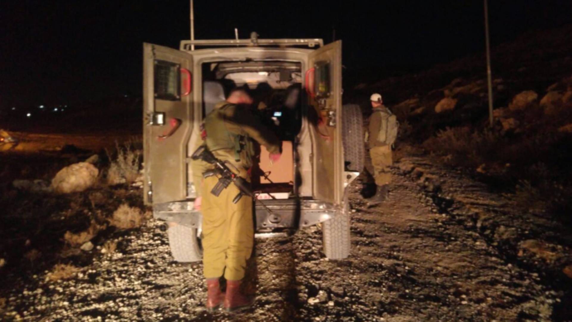 صورة نشرتها وسائل إعلام عبرية لحظة اعتقال الشخصين