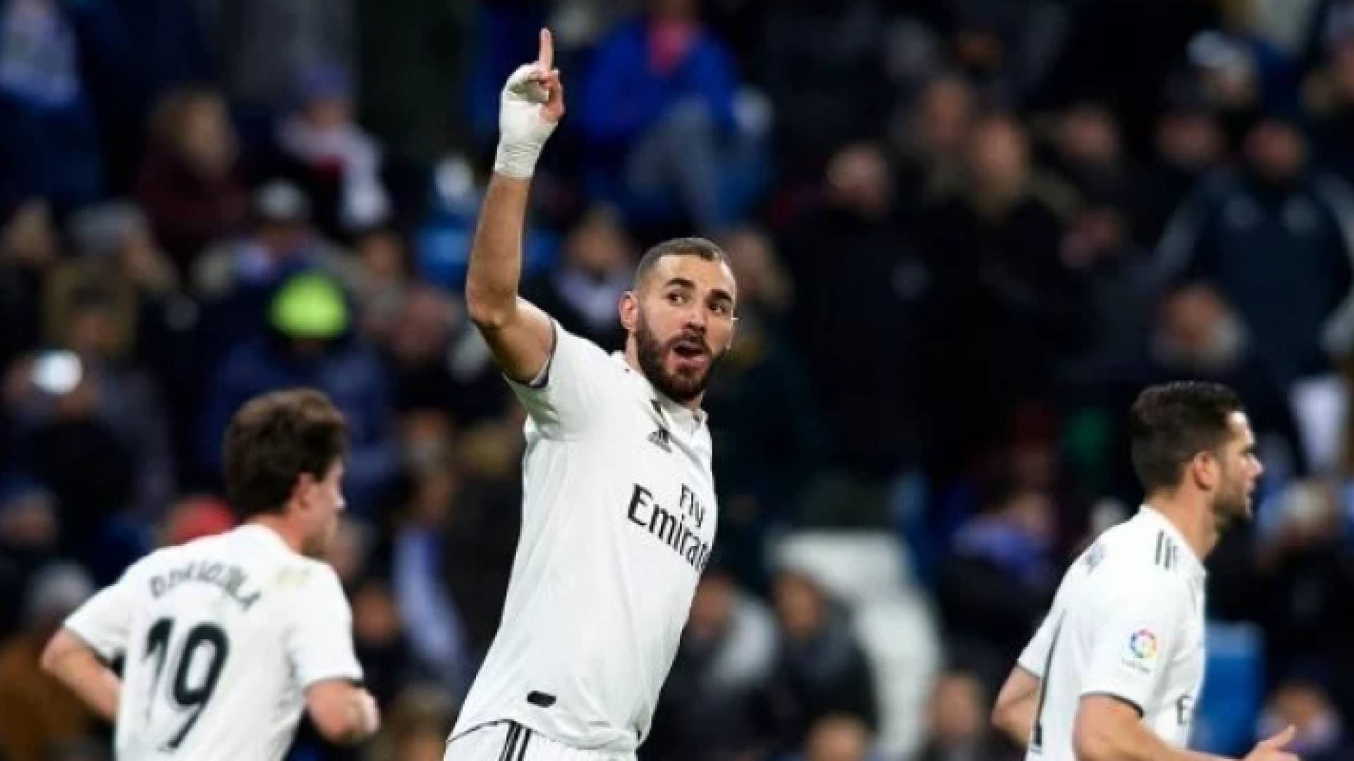 ريال مدريد يقسو على ألافيس ويقلص الفارق مع برشلونة