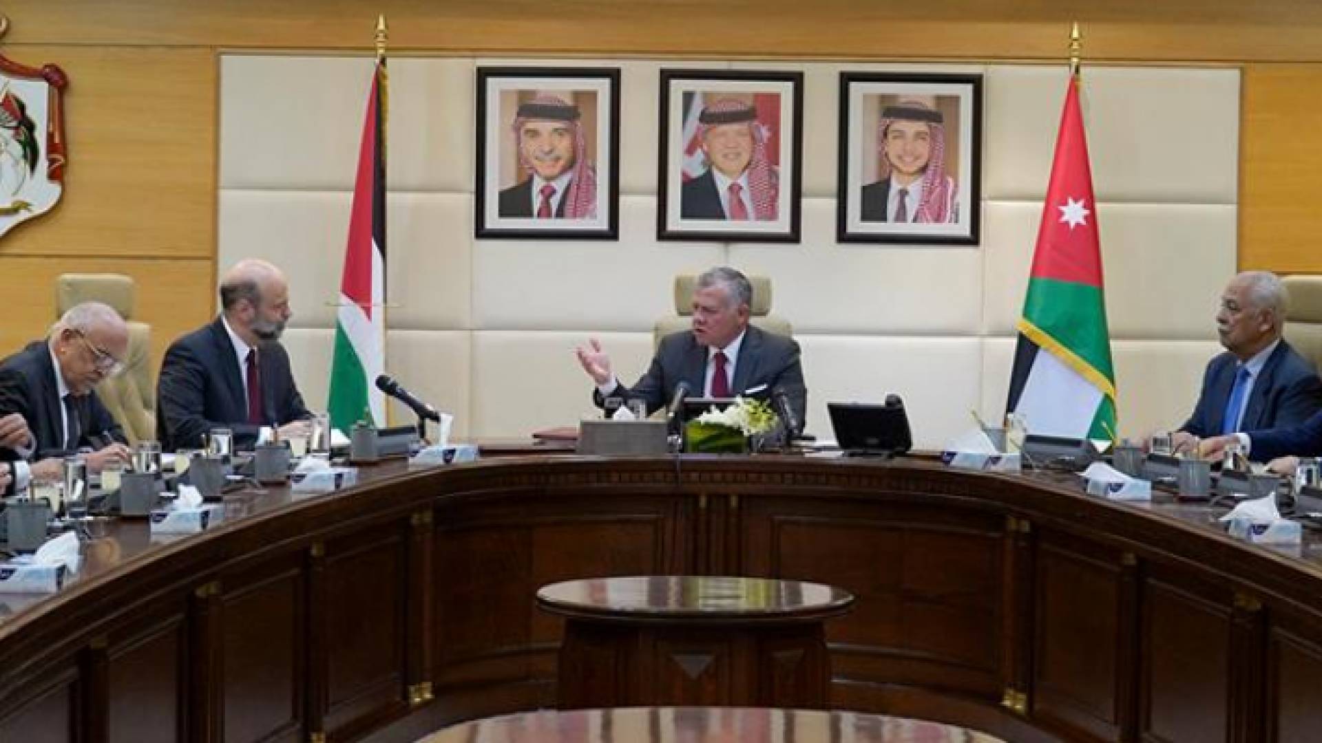 الملك خلال ترأسه جلسة لمجلس الوزراء - ارشيفية