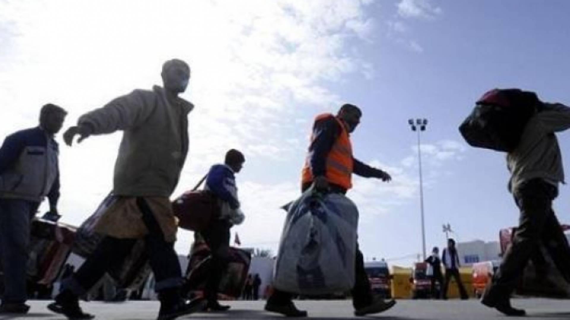 عاملون وافدون