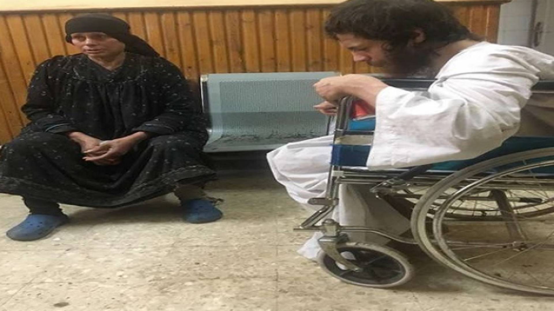 الشاب ووالدته بعد إخراجه من المنزل بالغربية