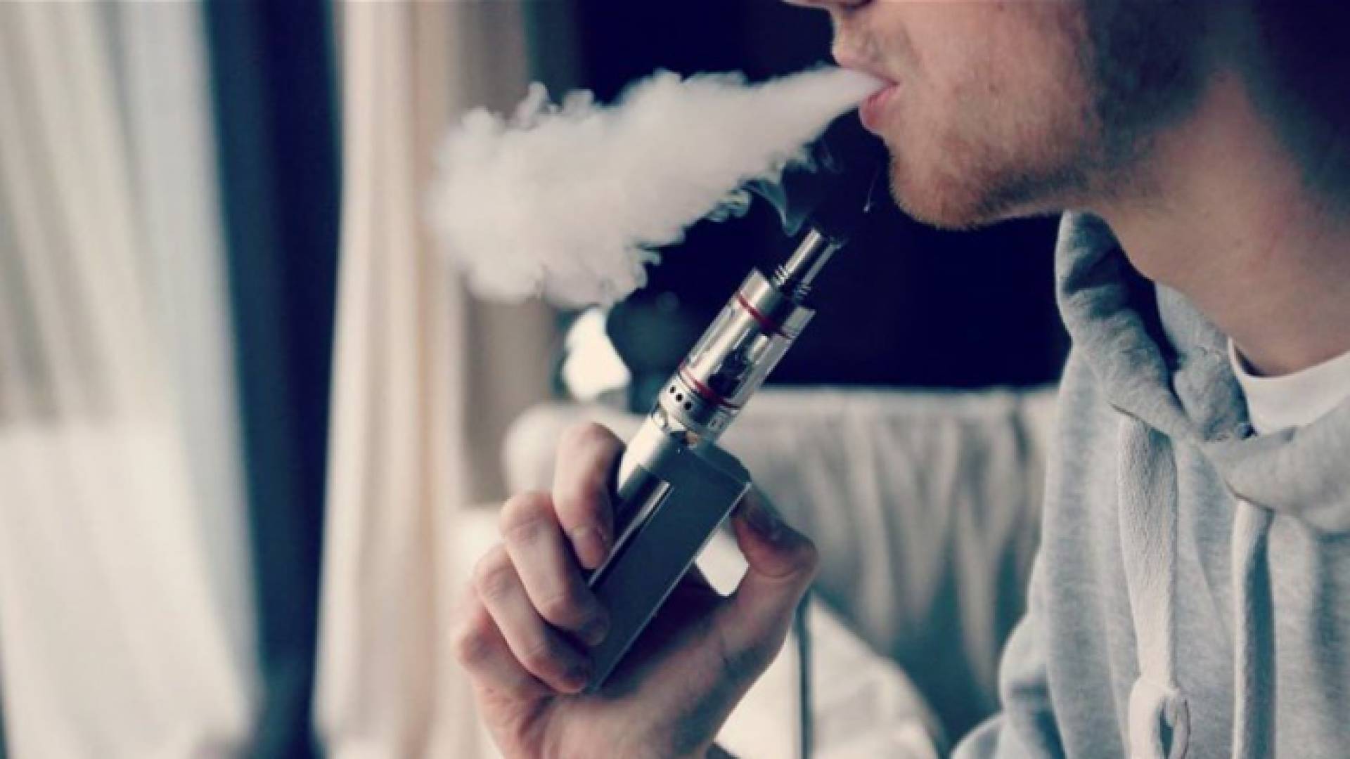 شاب يدخن سيجارة إلكترونية