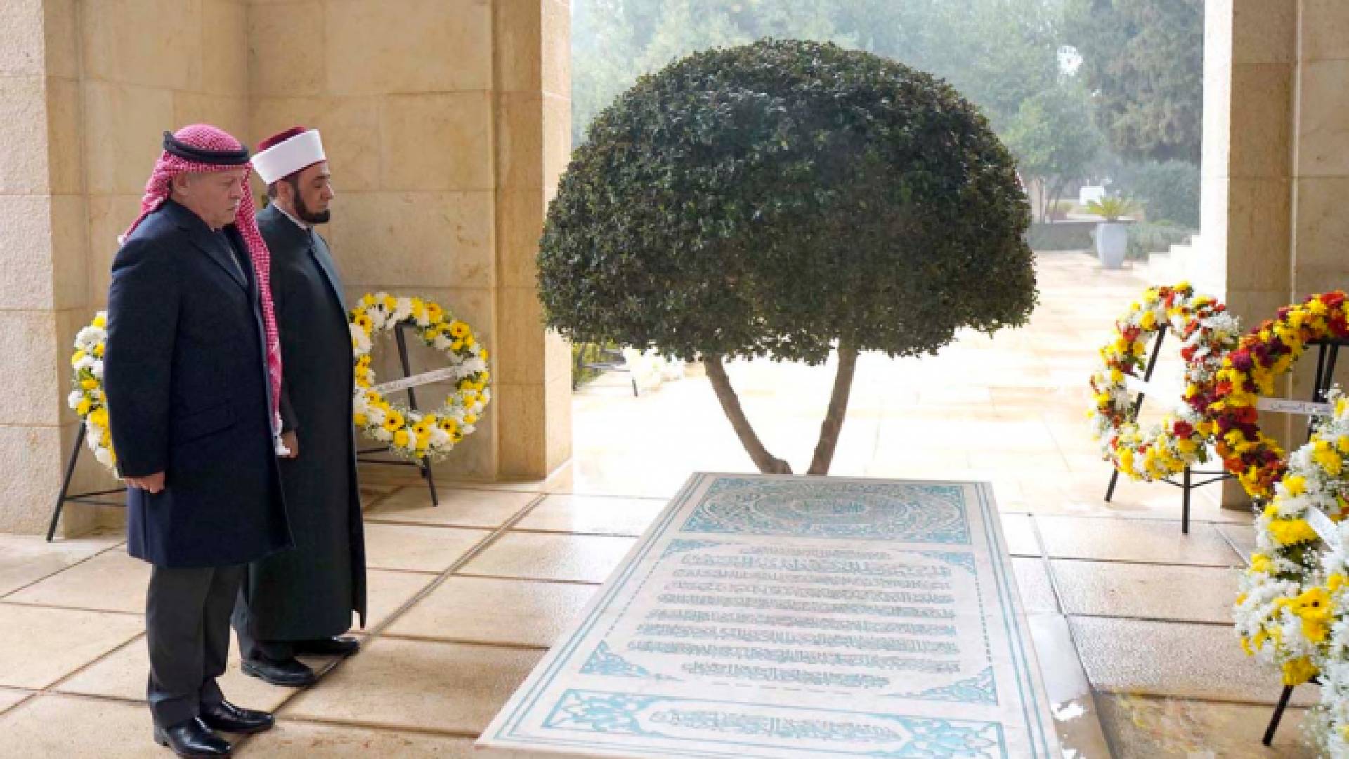 الملك يزور ضريح المغفور له الملك الحسين بن طلال